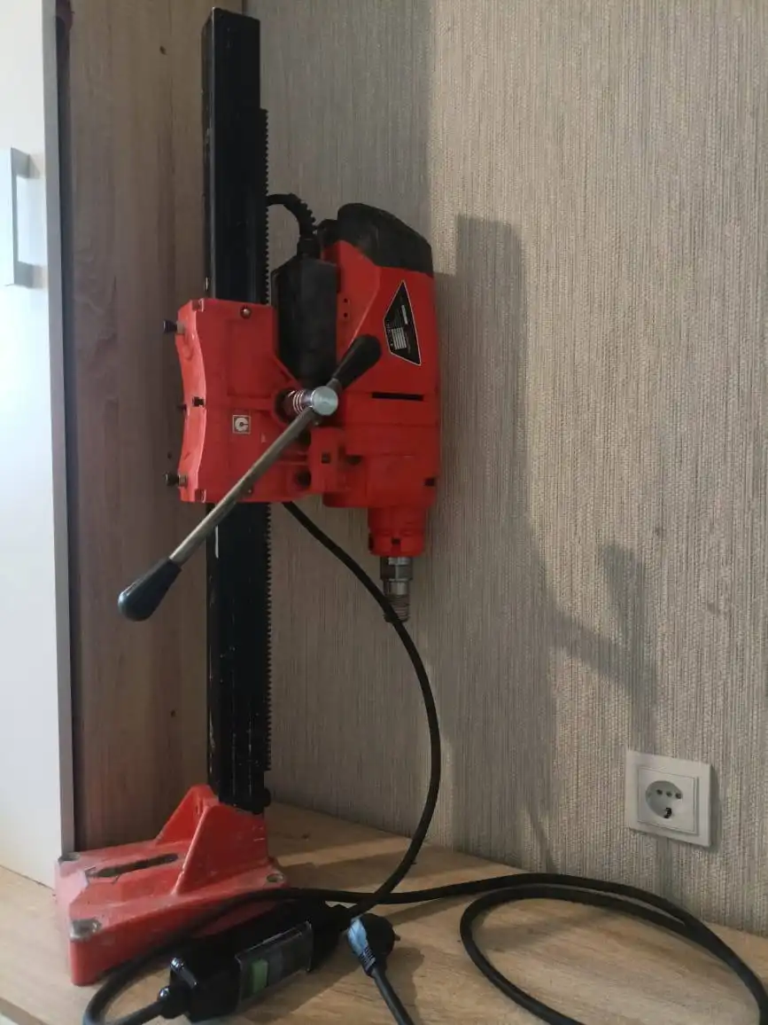 Алмазная установка для бурения стен и перекрытий