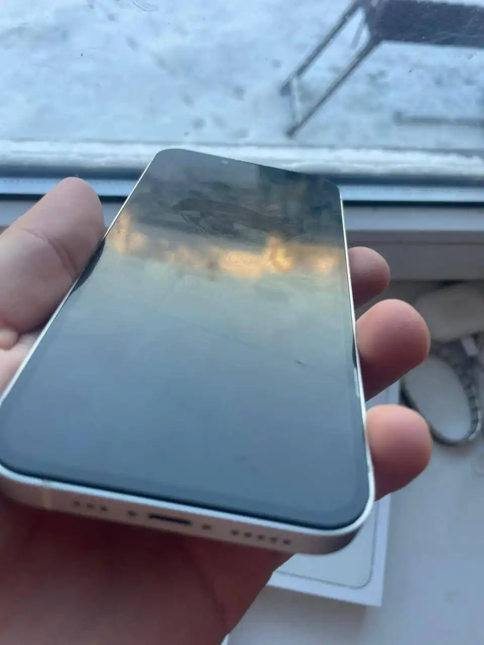 Смартфон с поврежденным экраном и замененным аккумулятором