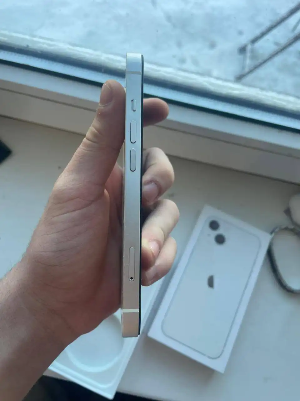 Смартфон с поврежденным экраном и замененным аккумулятором