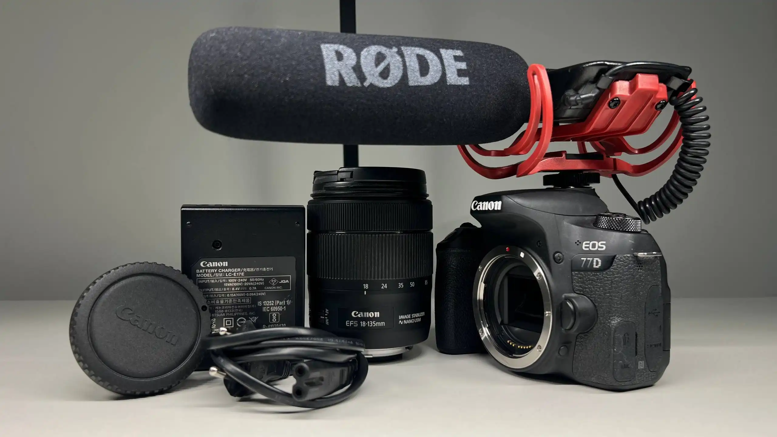 Продам фотоаппарат CANON EOS 77D с микрофоном RODE