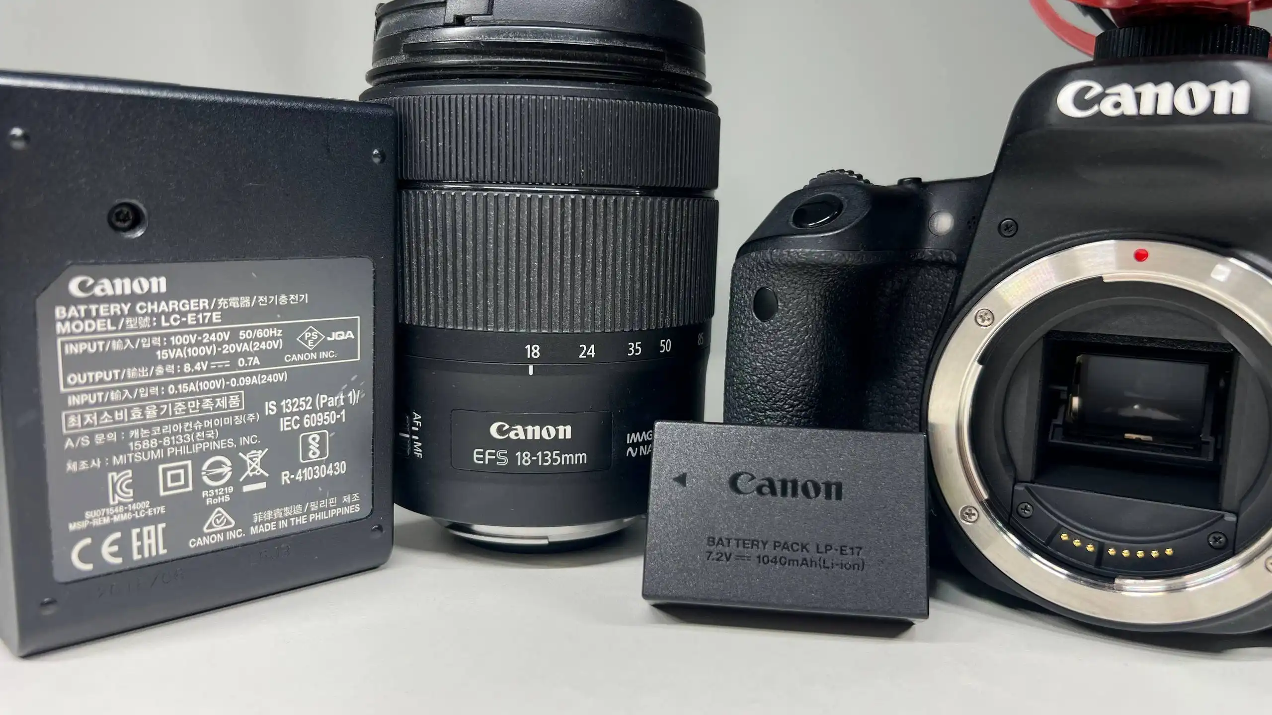 Продам фотоаппарат CANON EOS 77D с микрофоном RODE