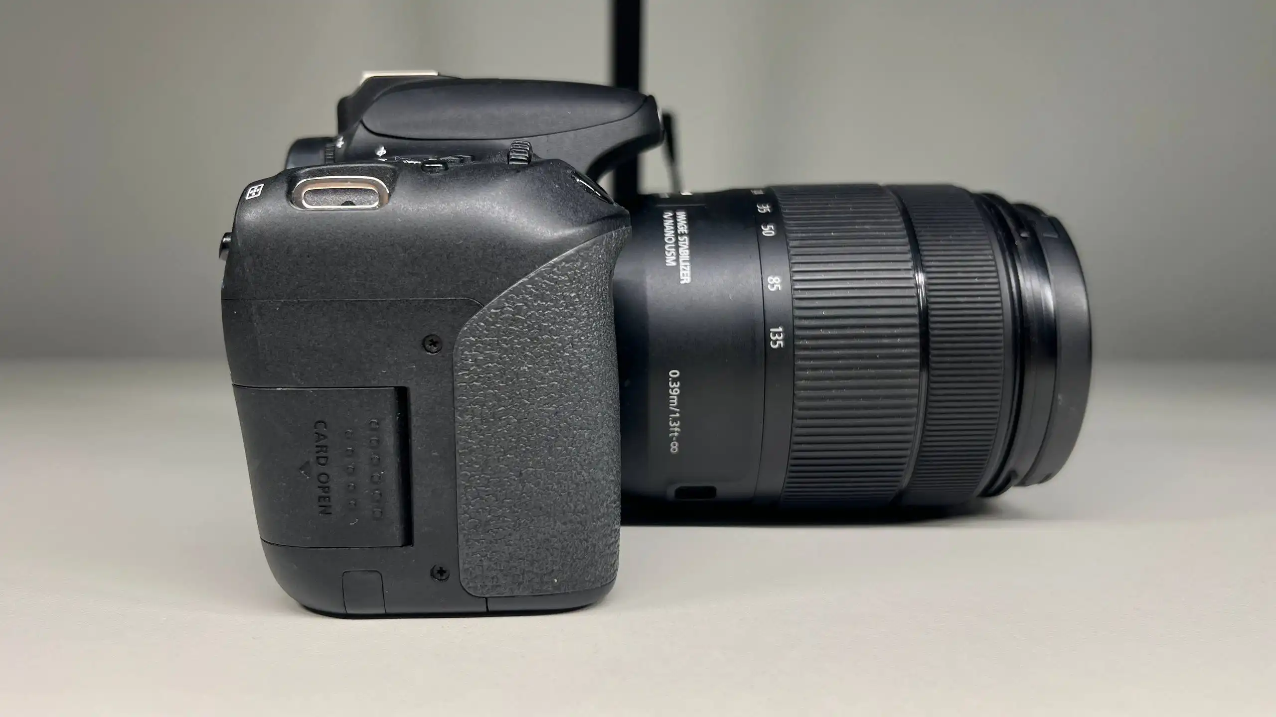 Продам фотоаппарат CANON EOS 77D с микрофоном RODE