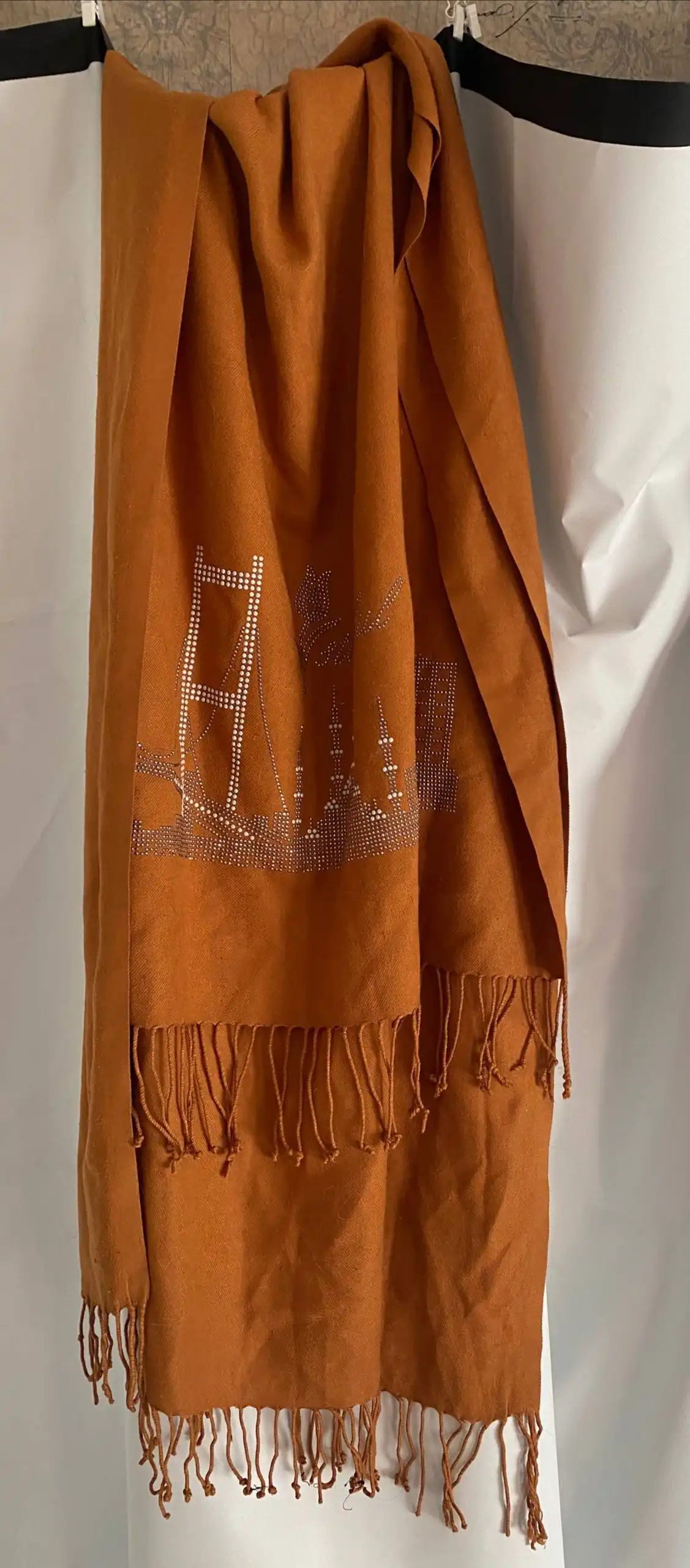 Одежда: футболка, толстовка, шарф