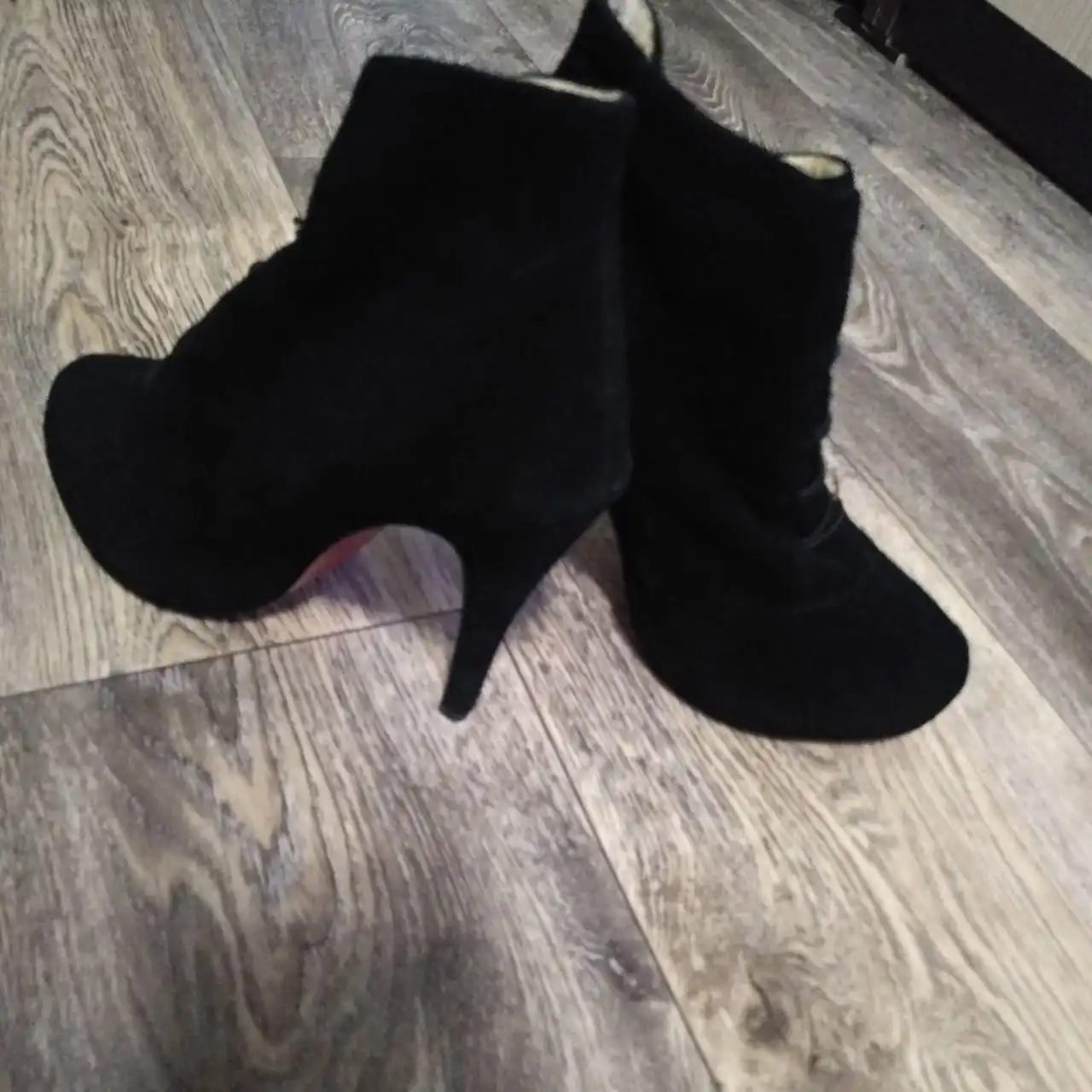 Christian Louboutin черный замш 38 размер