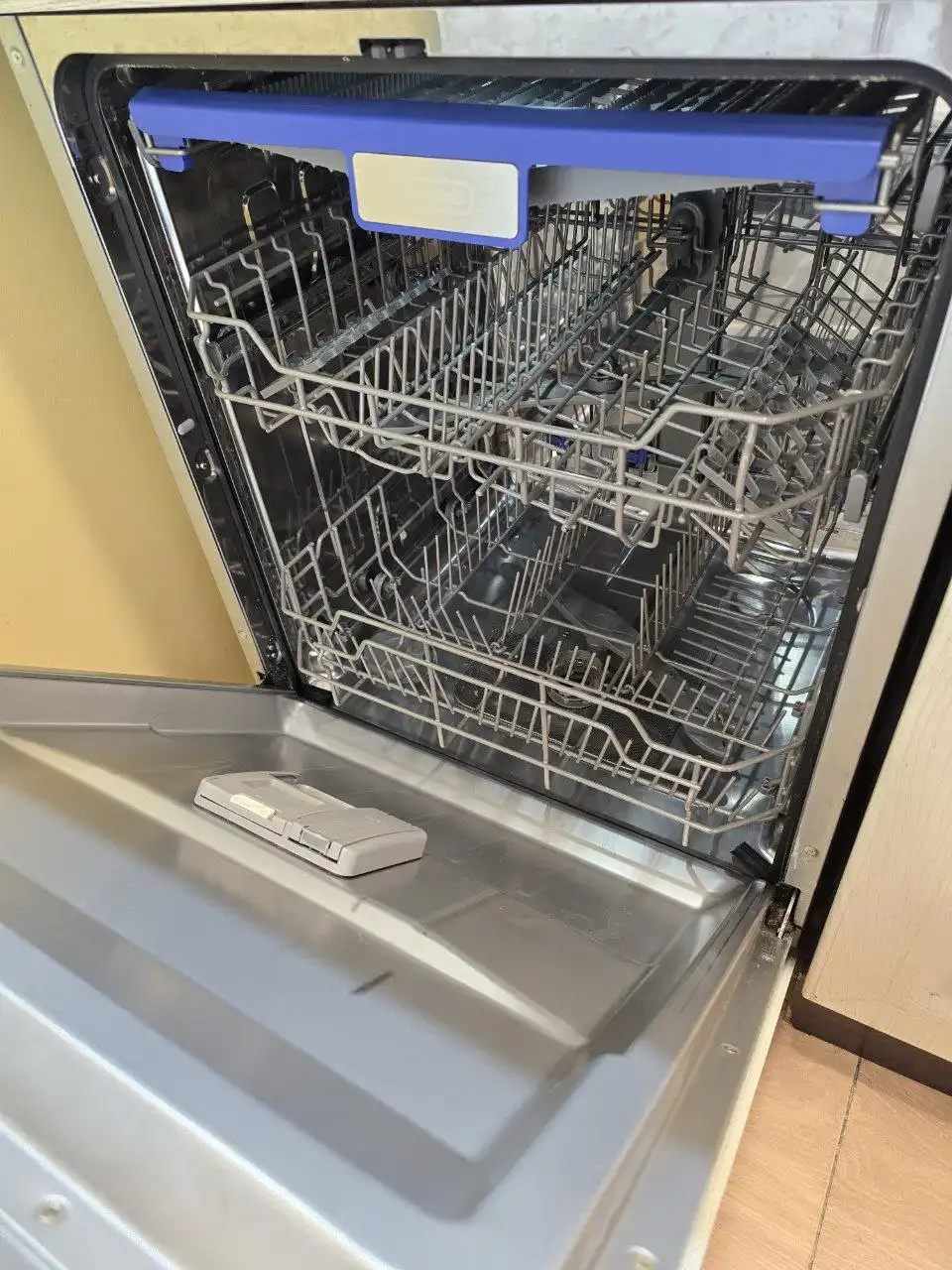 Срочная продажа посудомоечной машины Delonghi DDW O6F Basilia