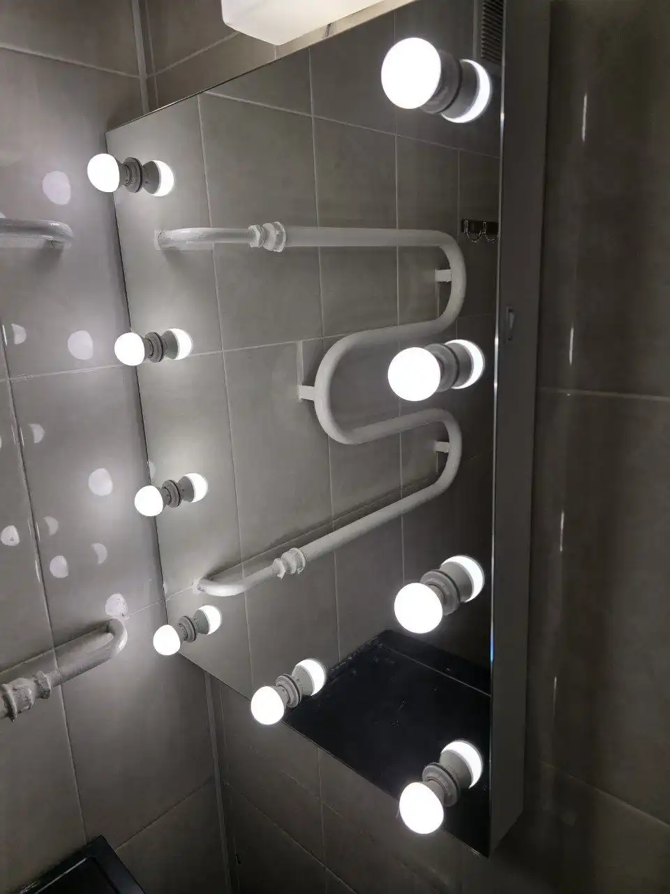 Зеркало 80x60 в отличном состоянии