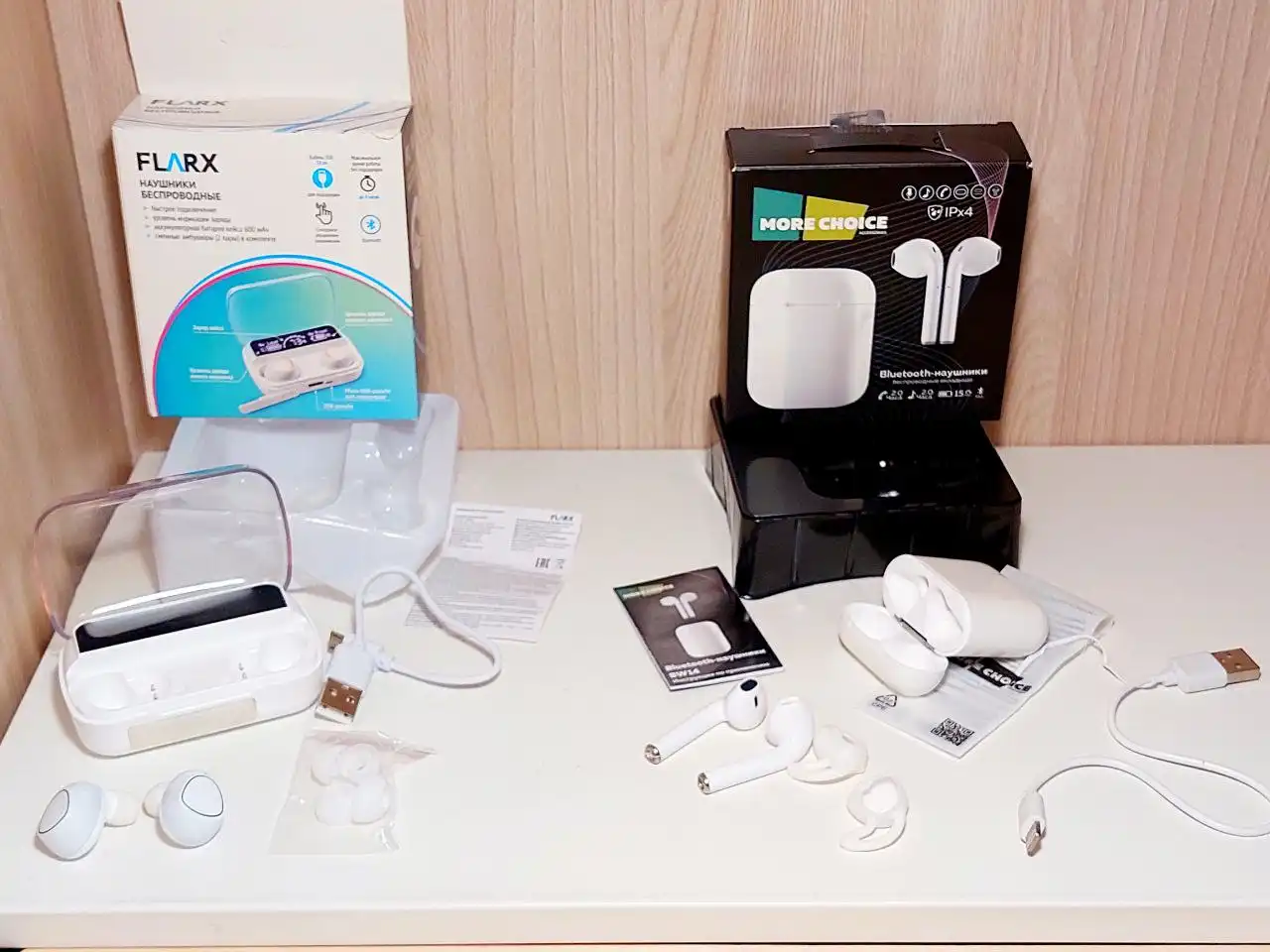 Две пары наушников Bluetooth с недостатками