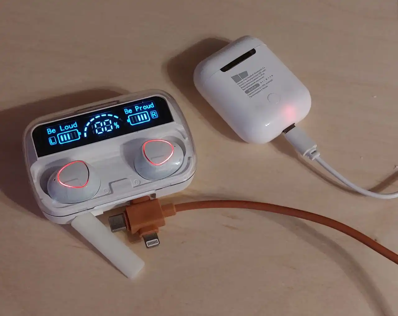 Две пары наушников Bluetooth с недостатками