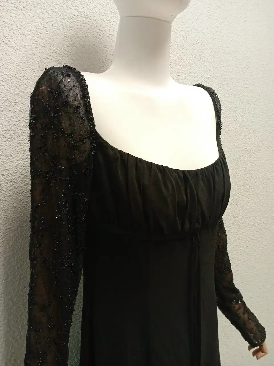Платье Escada, шелк с рукавами из фатина, расшитое бисером и пайетками