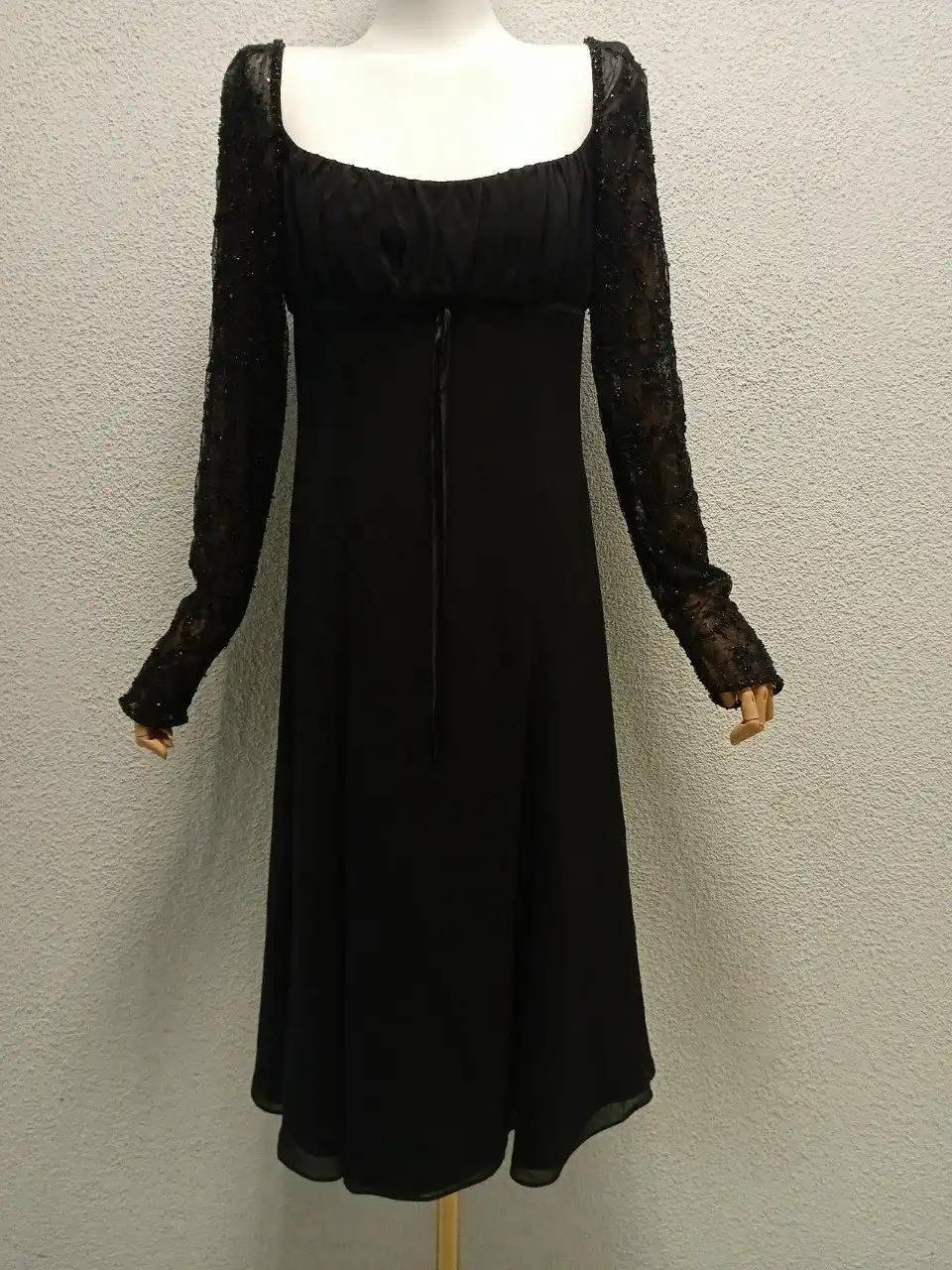 Платье Escada, шелк с рукавами из фатина, расшитое бисером и пайетками