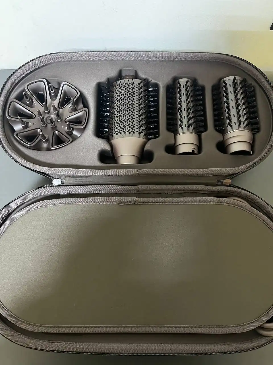 Фен-щётка Tuvio HBI1419 с вращением и 8 насадками