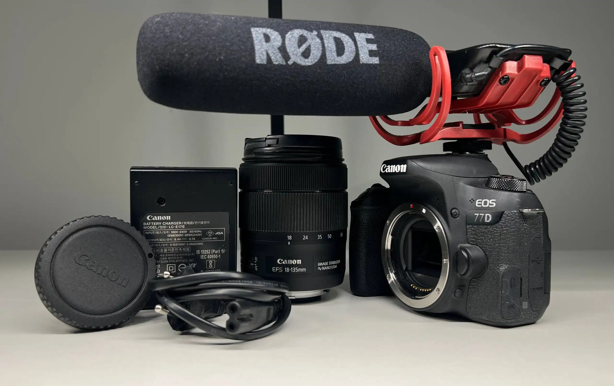 Продам фотоаппарат CANON EOS 77D