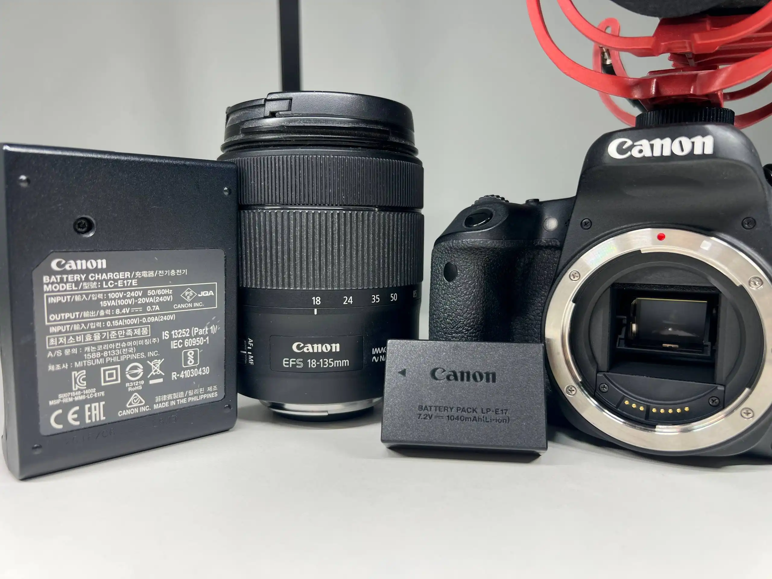 Продам фотоаппарат CANON EOS 77D
