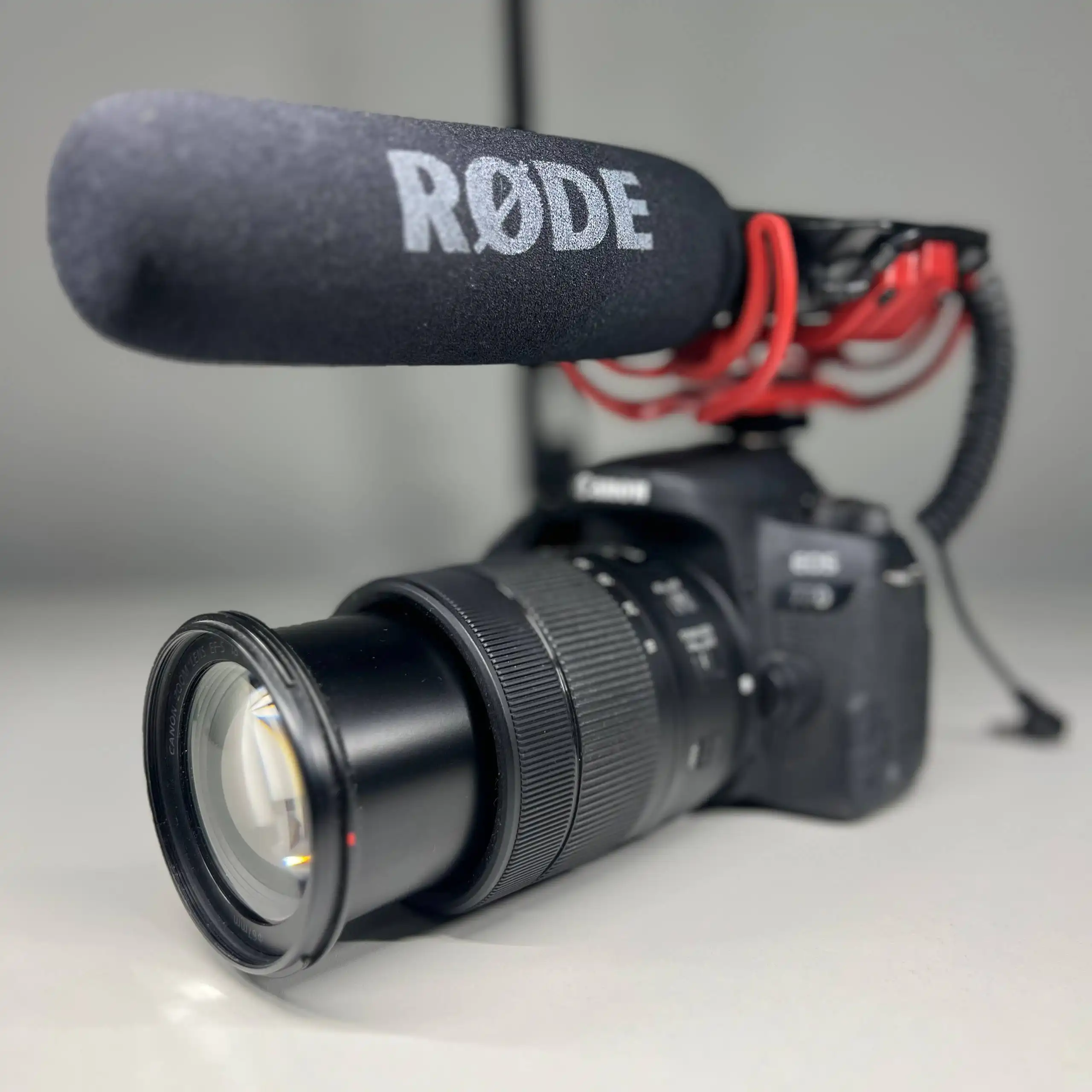 Продам фотоаппарат CANON EOS 77D