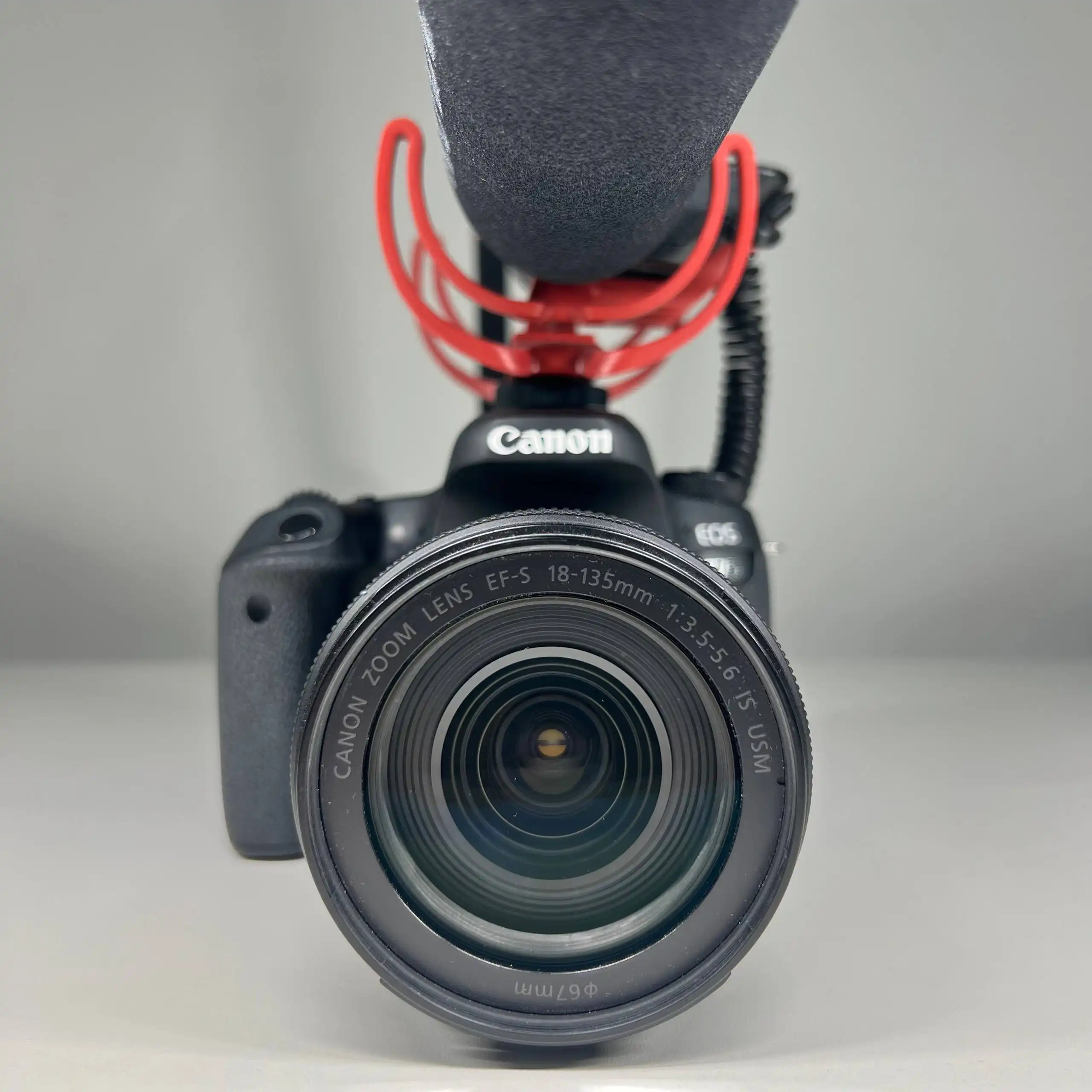 Продам фотоаппарат CANON EOS 77D