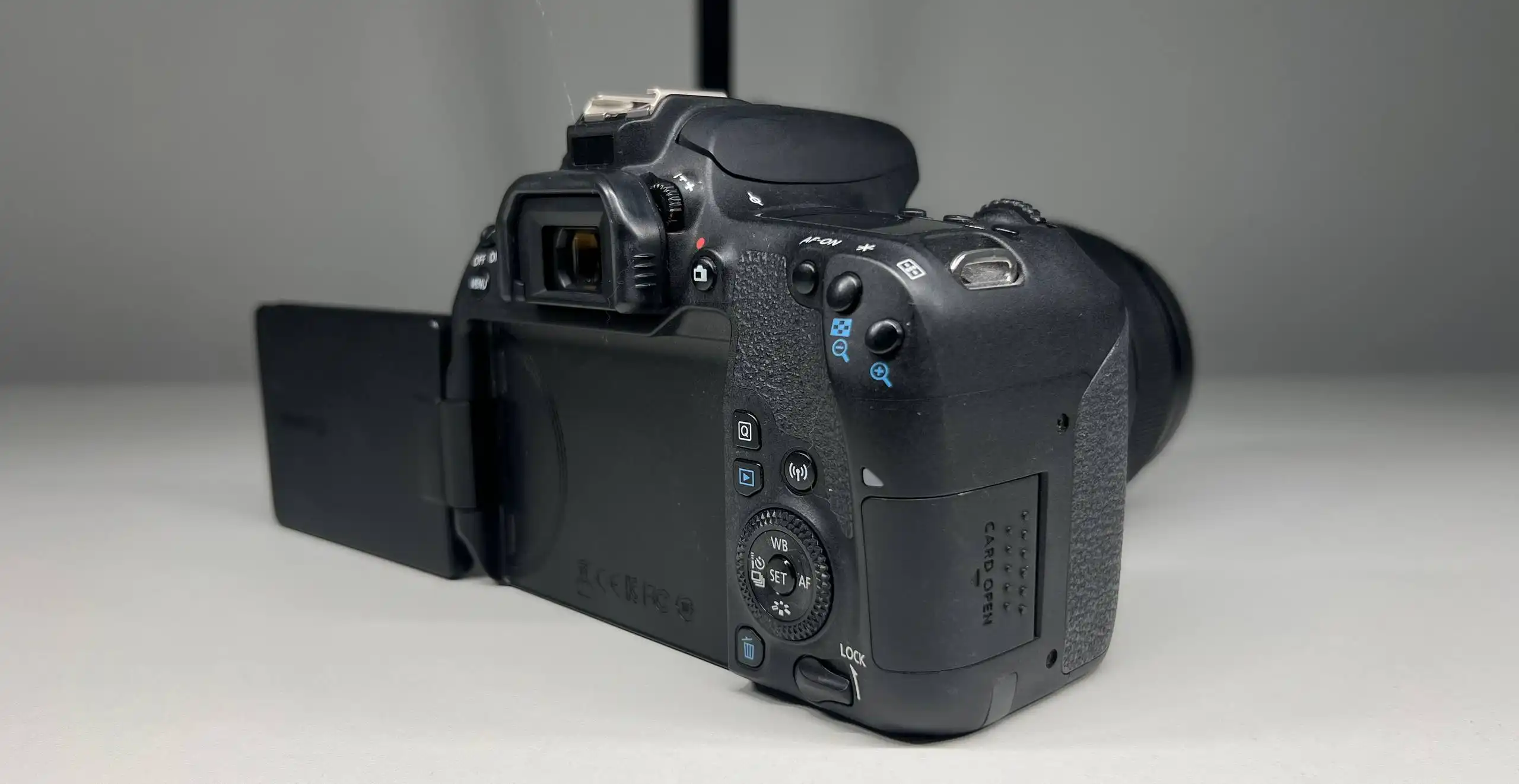 Продам фотоаппарат CANON EOS 77D