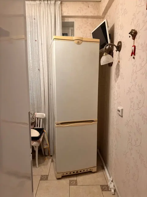 Продажа б/у холодильника Indesit CA137S - Подушки в Санкт-Петербург