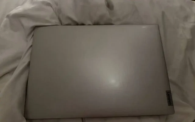 Ноутбук в хорошем состоянии с чехлом и зарядным устройством - Мобильные телефоны в Санкт-Петербург
