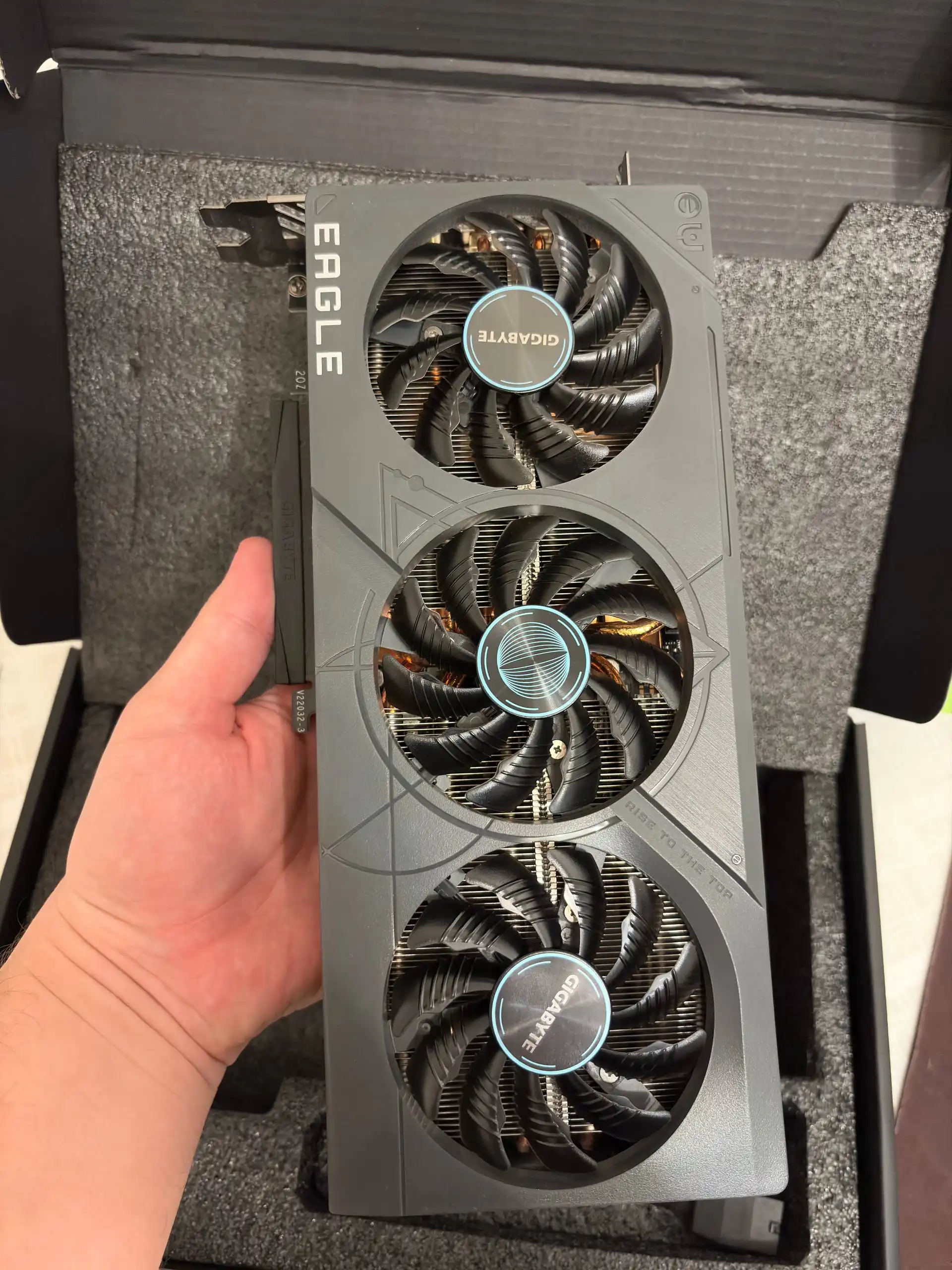Продам видеокарту GIGABYTE RTX 4070 Ti EAGLE OC REV 2.0 - Видеокарты (Электроника) в Санкт-Петербург