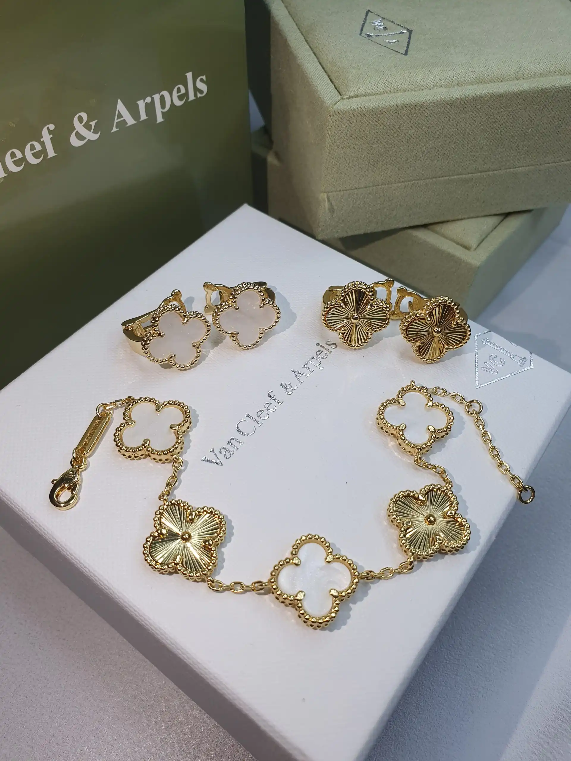 Браслеты, серьги, подвески - популярные модели для подарков - Украшения (Барахолка) в Санкт-Петербург