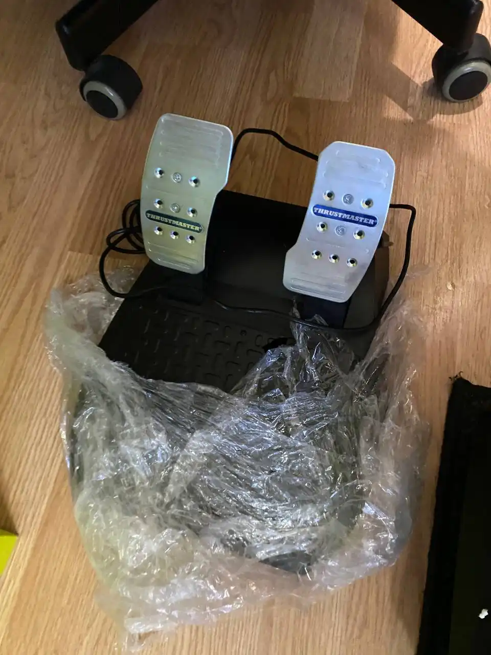 Игровой руль ThrustMaster TS-PC Racer Ferrari 488 с педалями - Игровые аксессуары (Электроника) в Санкт-Петербург