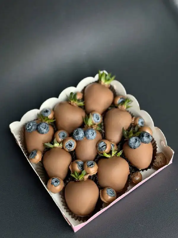 Букеты из атласных лент и клубника в шоколаде к 8 марта - Рукоделие (Барахолка) в Санкт-Петербург