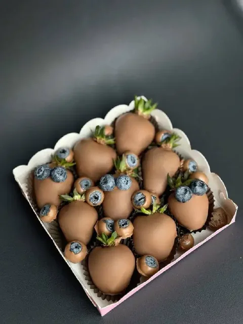 Букеты из атласных лент и клубника в шоколаде к 8 марта - Барахолка в Санкт-Петербург