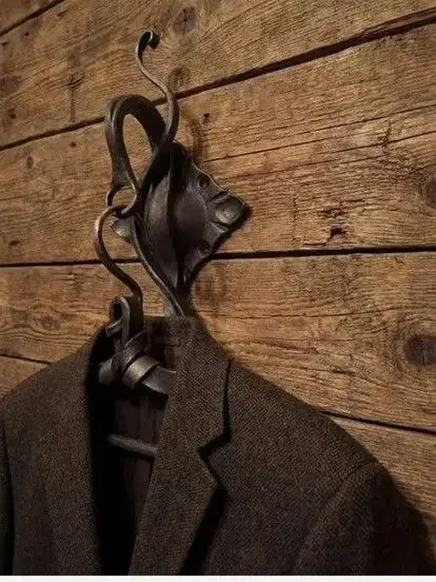 Кованая настенная вешалка ручной работы - Мотошлемы в Санкт-Петербург