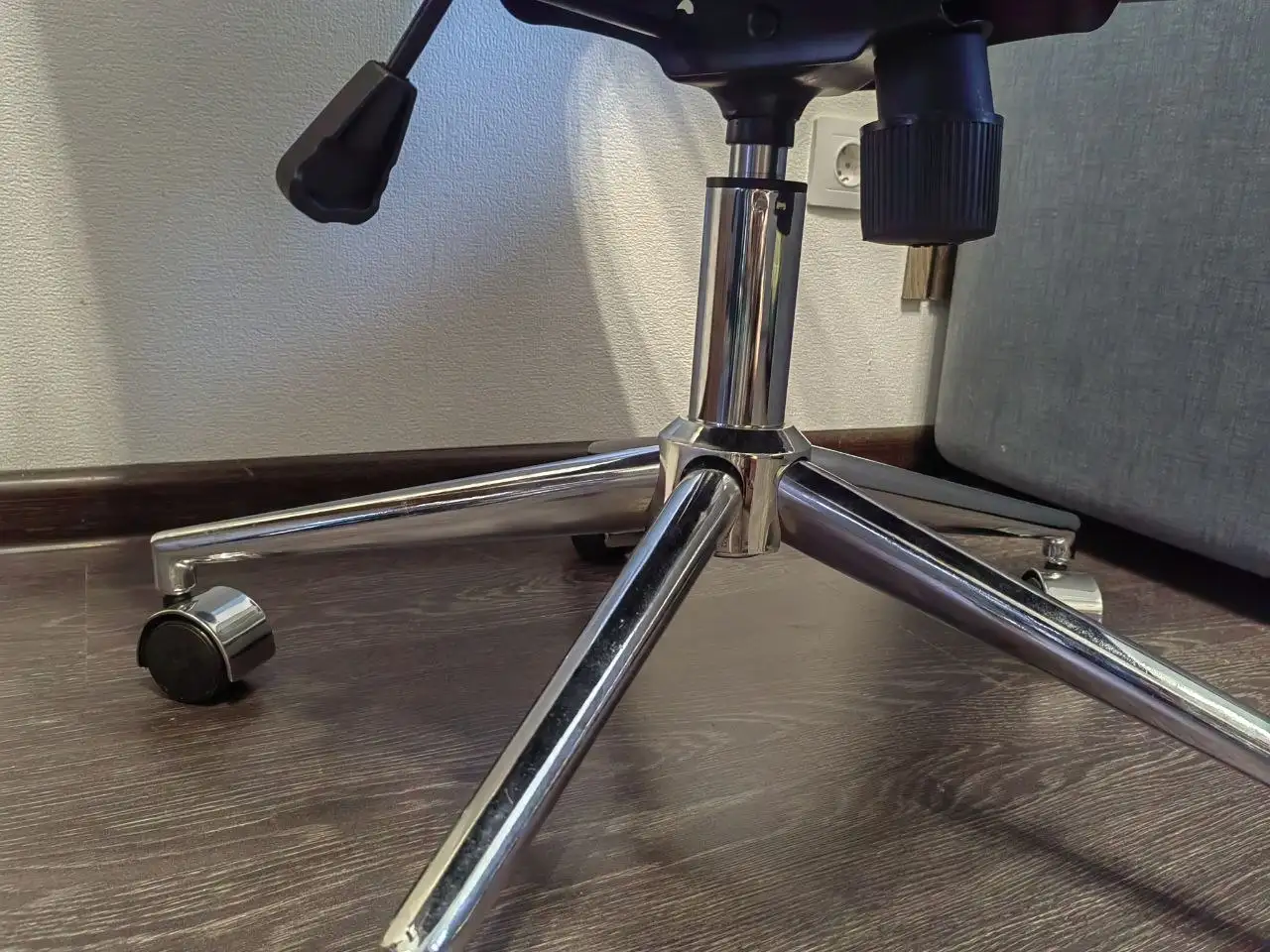 Новое компьютерное кресло с дефектом - Мебель для офиса (Барахолка) в Санкт-Петербург