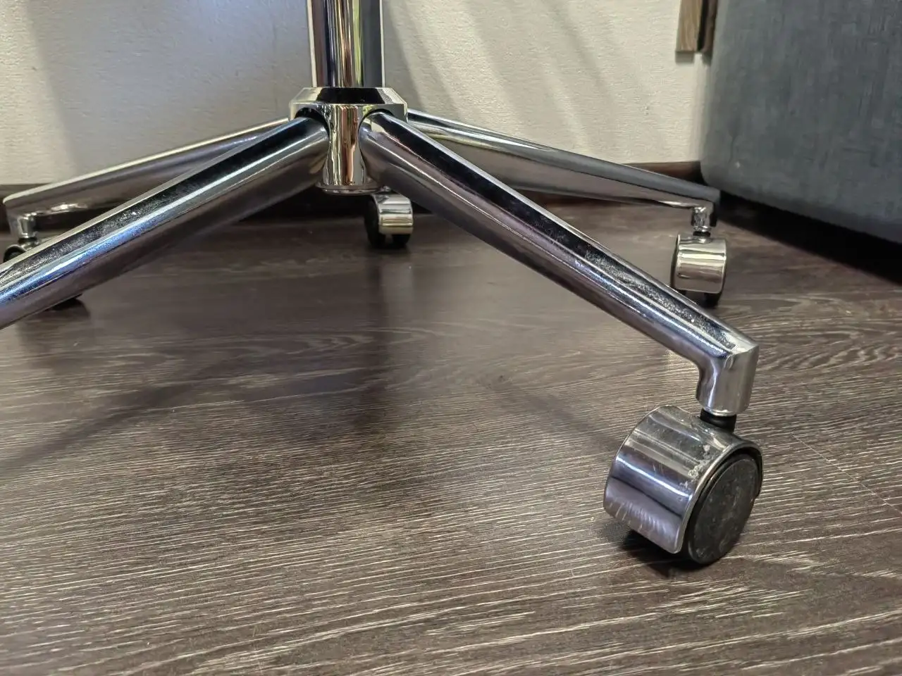 Новое компьютерное кресло с дефектом - Мебель для офиса (Барахолка) в Санкт-Петербург