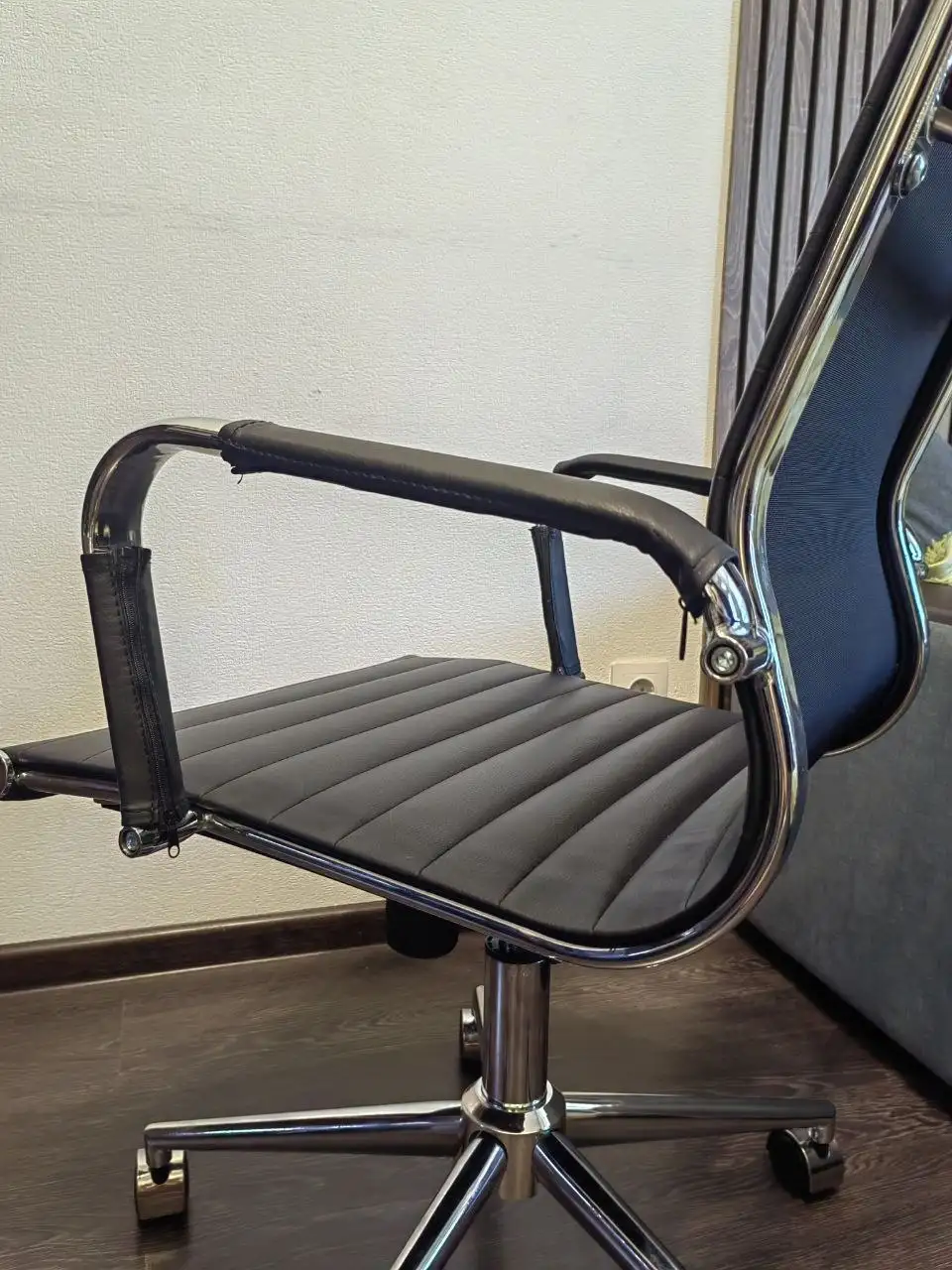 Новое компьютерное кресло с дефектом - Мебель для офиса (Барахолка) в Санкт-Петербург