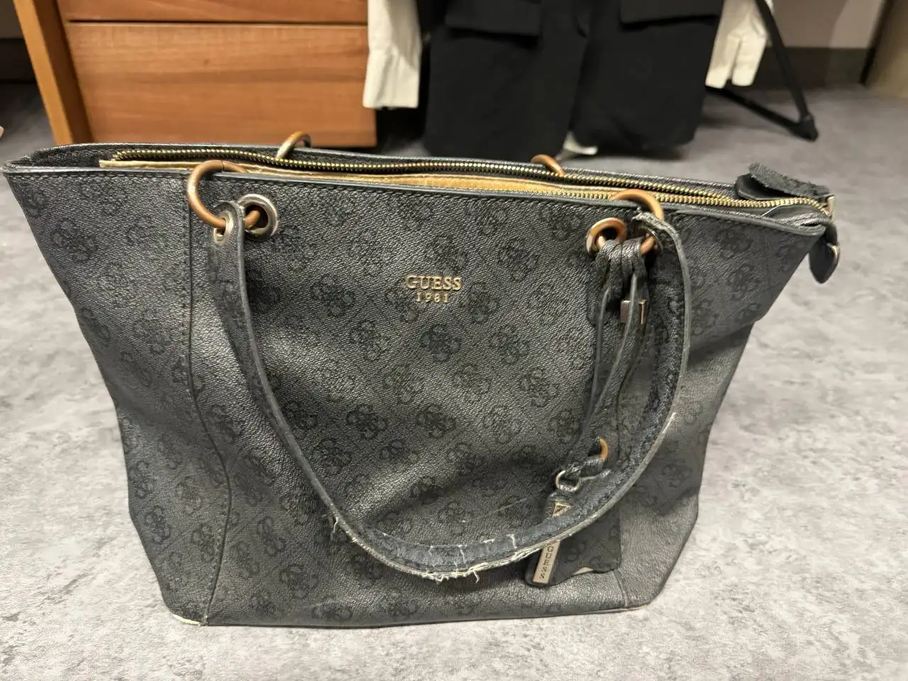 Разные товары: сумки, вывеска, повер банк, самолет, жироуловитель, занавески, худи, колонка - Барахолка в Санкт-Петербург