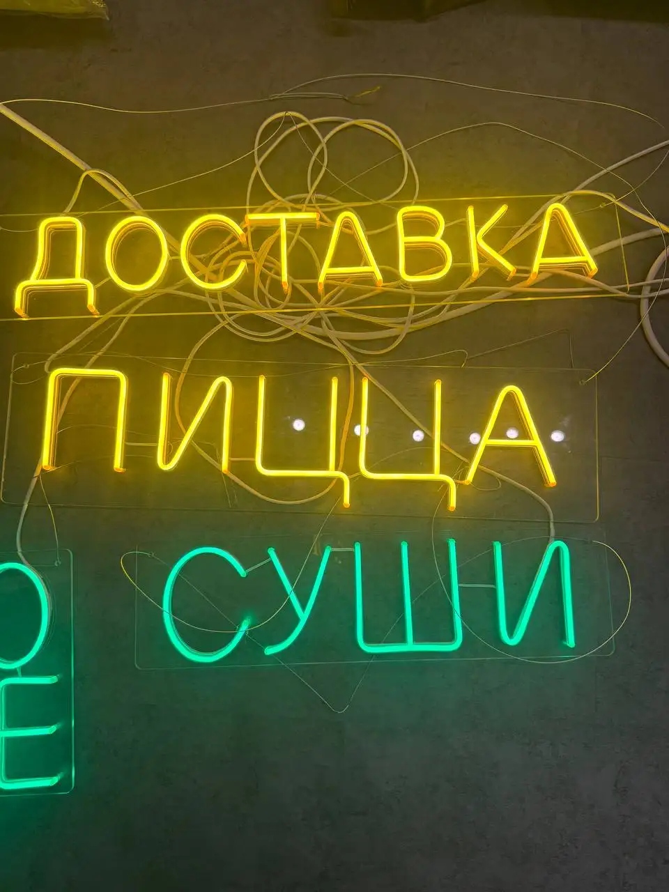 Разные товары: сумки, вывеска, повер банк, самолет, жироуловитель, занавески, худи, колонка - Барахолка в Санкт-Петербург