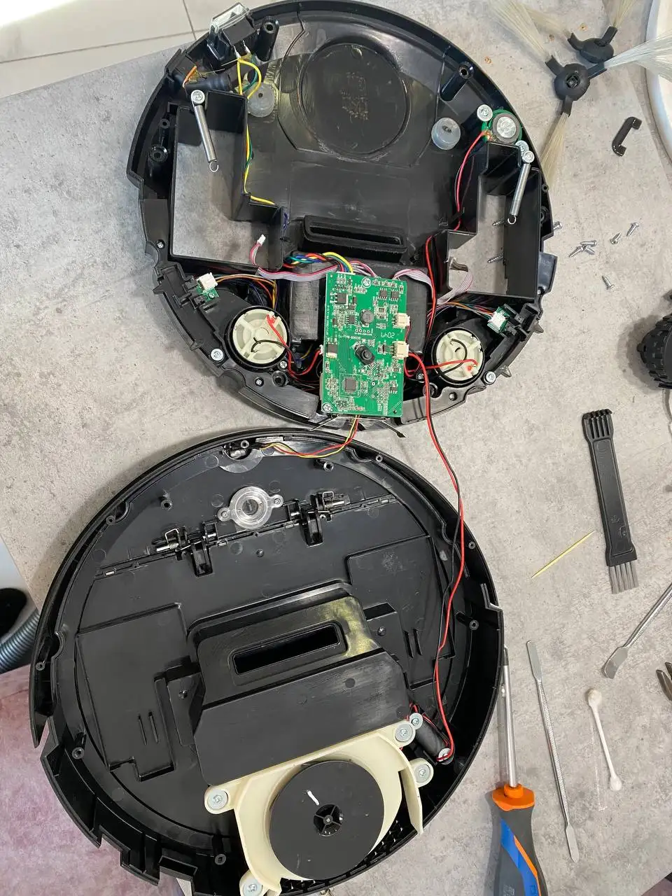 Продам робот-пылесос Redmond RV-R290 - Роботы-пылесосы (Электроника) в Санкт-Петербург