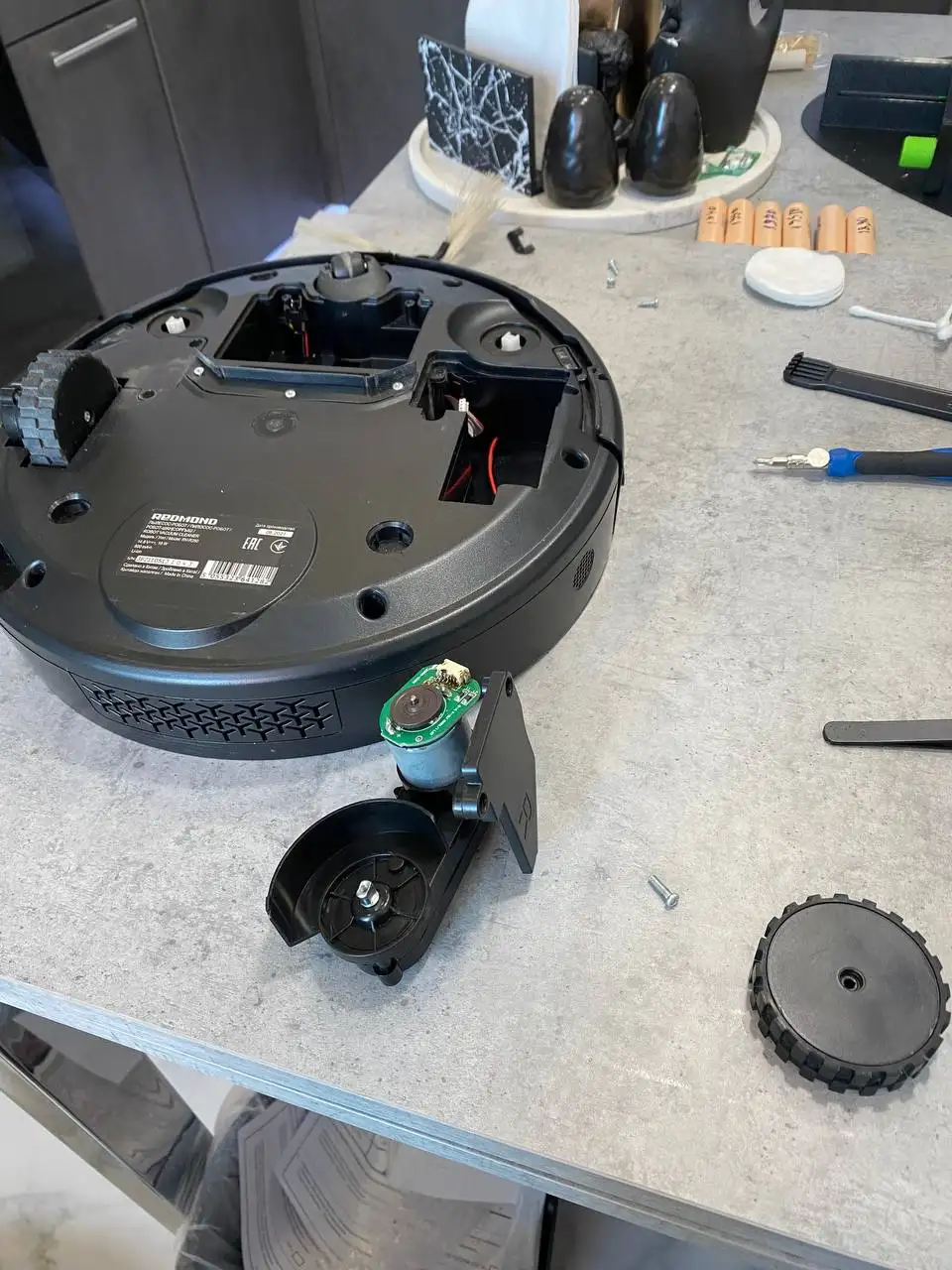 Продам робот-пылесос Redmond RV-R290 - Роботы-пылесосы (Электроника) в Санкт-Петербург