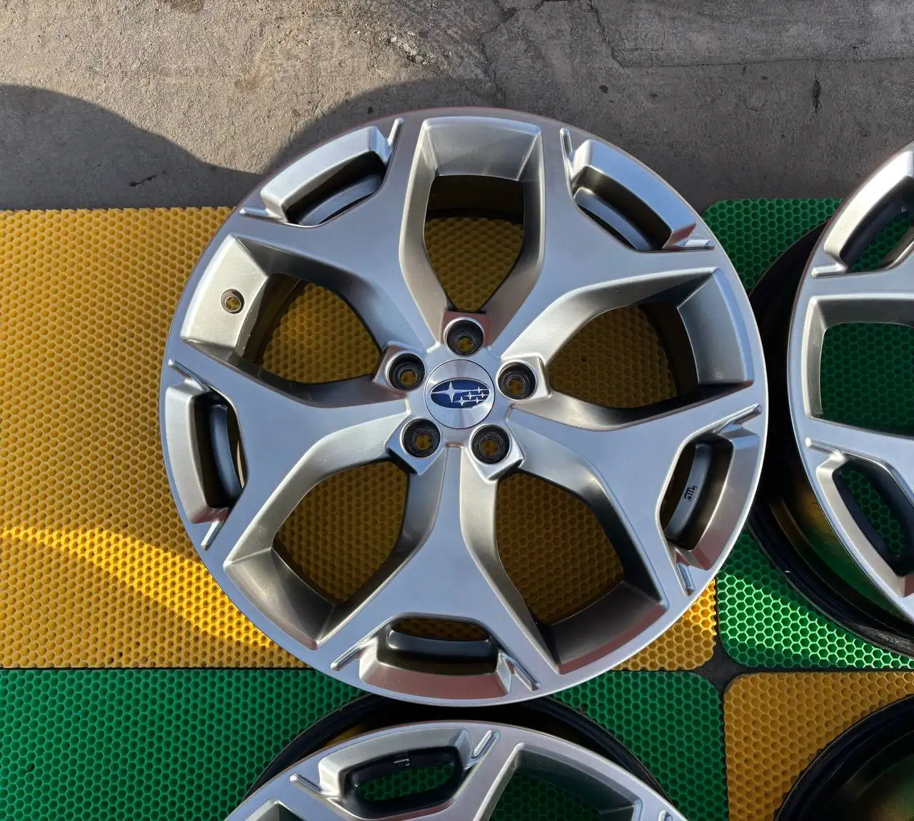 Диски Subaru Enkei R18 5/100 - Диски (Запчасти) в Новосибирск