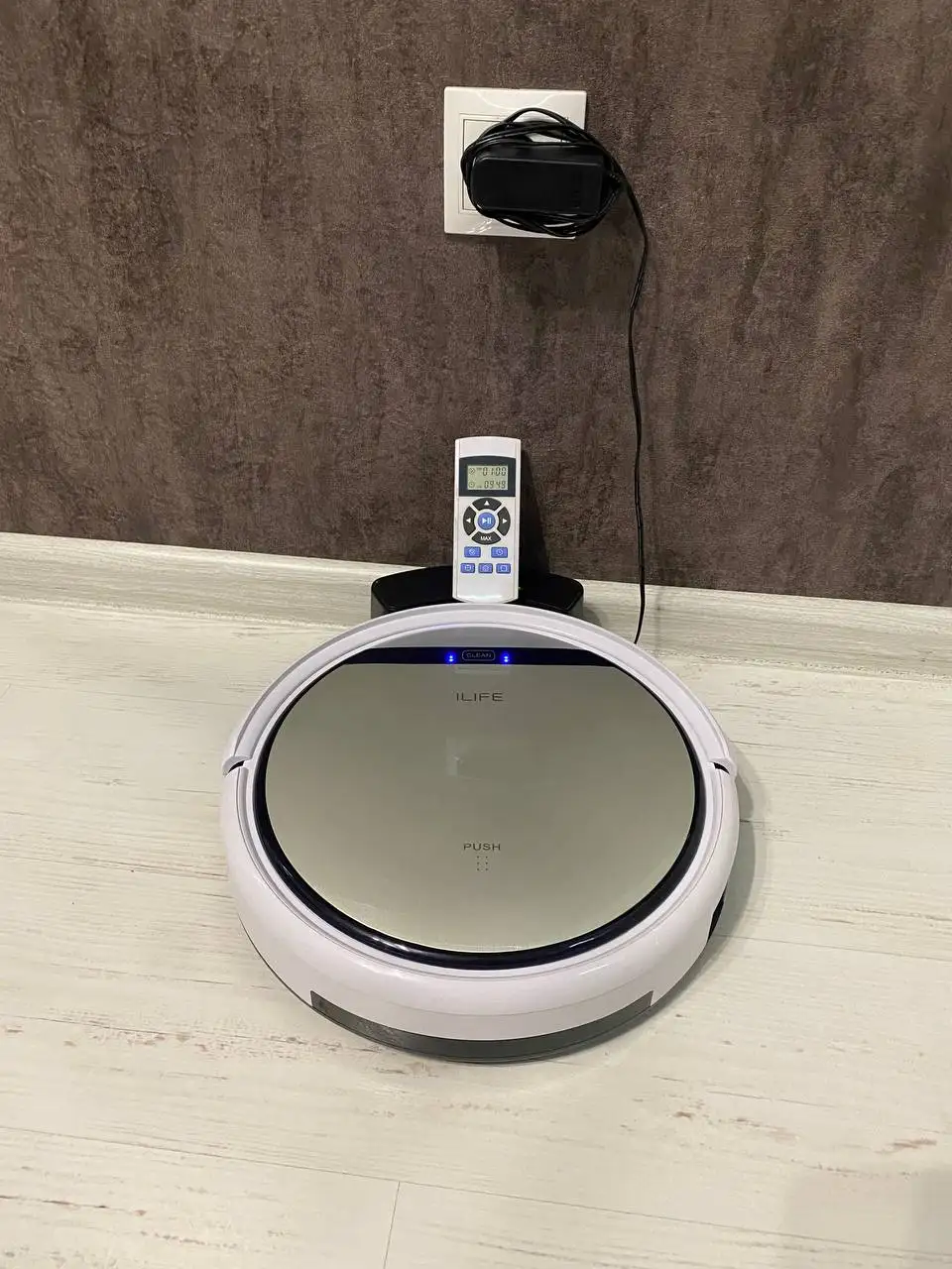 Продам робот-пылесос iLife v50 - Роботы-пылесосы (Электроника) в Санкт-Петербург