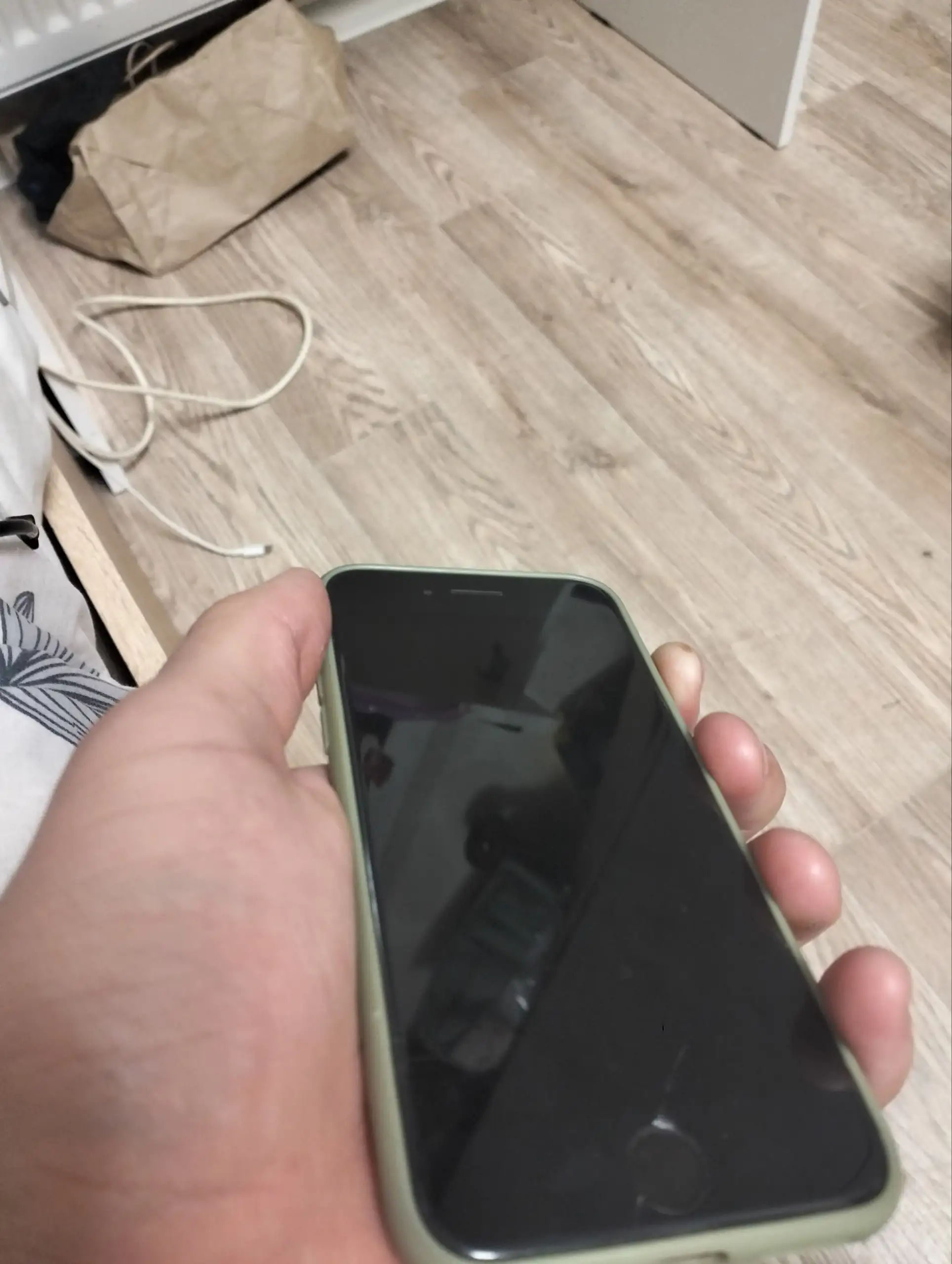 Сломанный телефон (iPhone?) после падения - Электроника в Санкт-Петербург