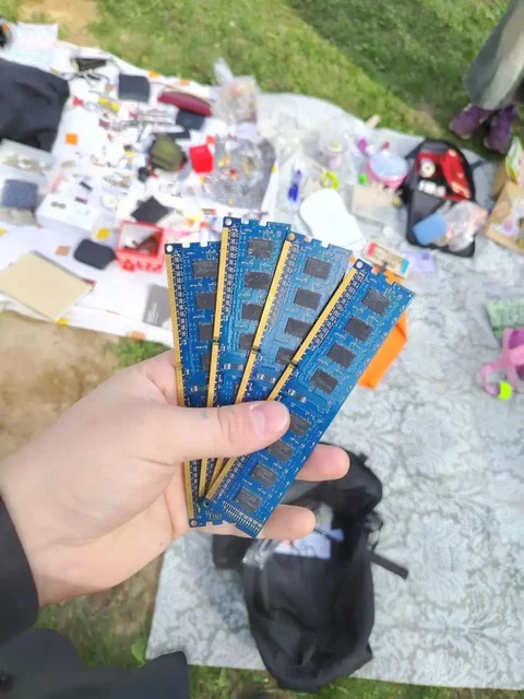 Оперативка DDR3 2ГБ, значки, медали, монеты, ремень - Расходные материалы в Санкт-Петербург