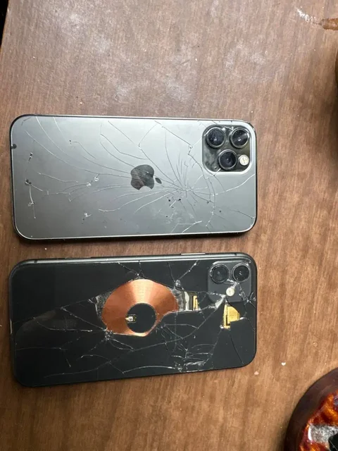 Сломанные iPhone 11 и 12 в сборе с исправной крышкой - Дроны в Санкт-Петербург