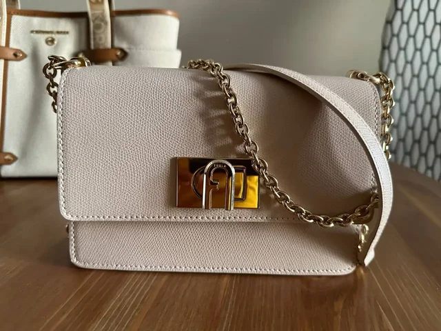 Сумка FURLA в отличном состоянии - Куртки в Санкт-Петербург