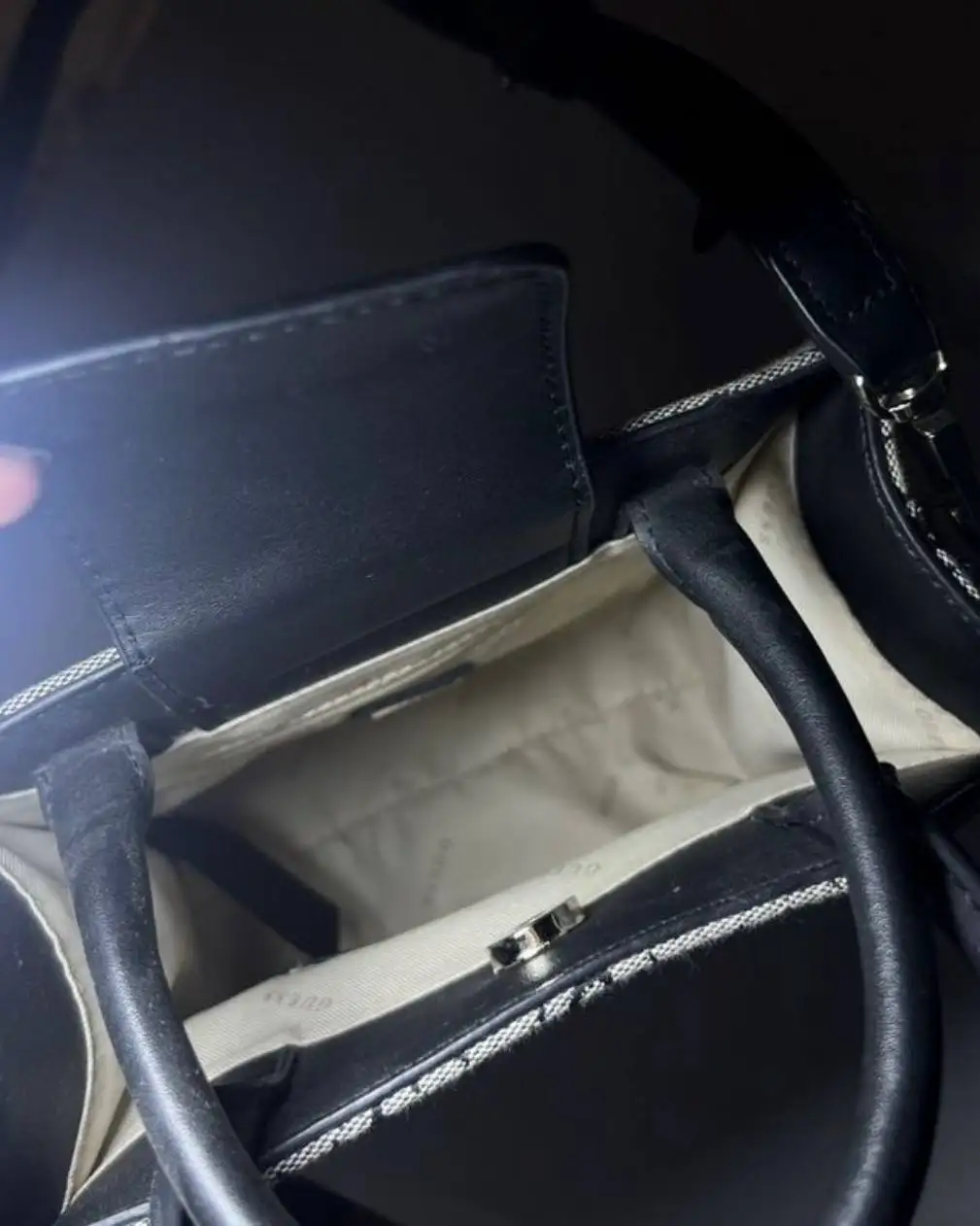 Продам сумку GUESS - Сумки (Одежда) в Санкт-Петербург