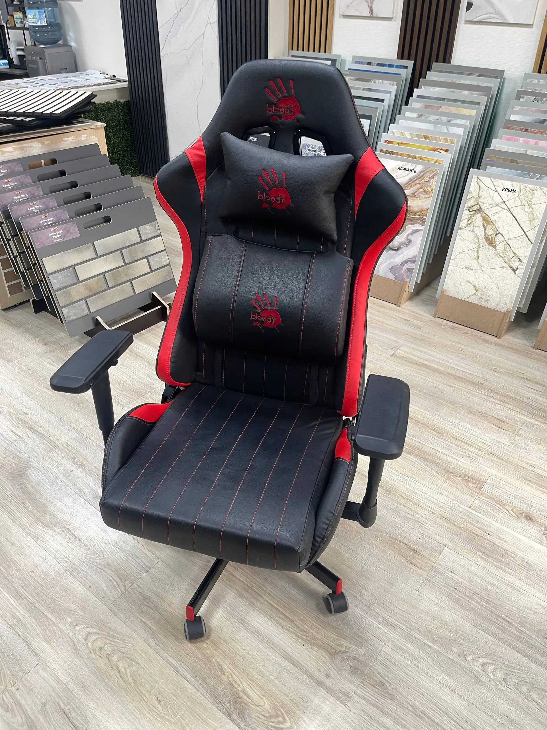 Продам компьютерное кресло Bloody - Мебель (Барахолка) в Санкт-Петербург