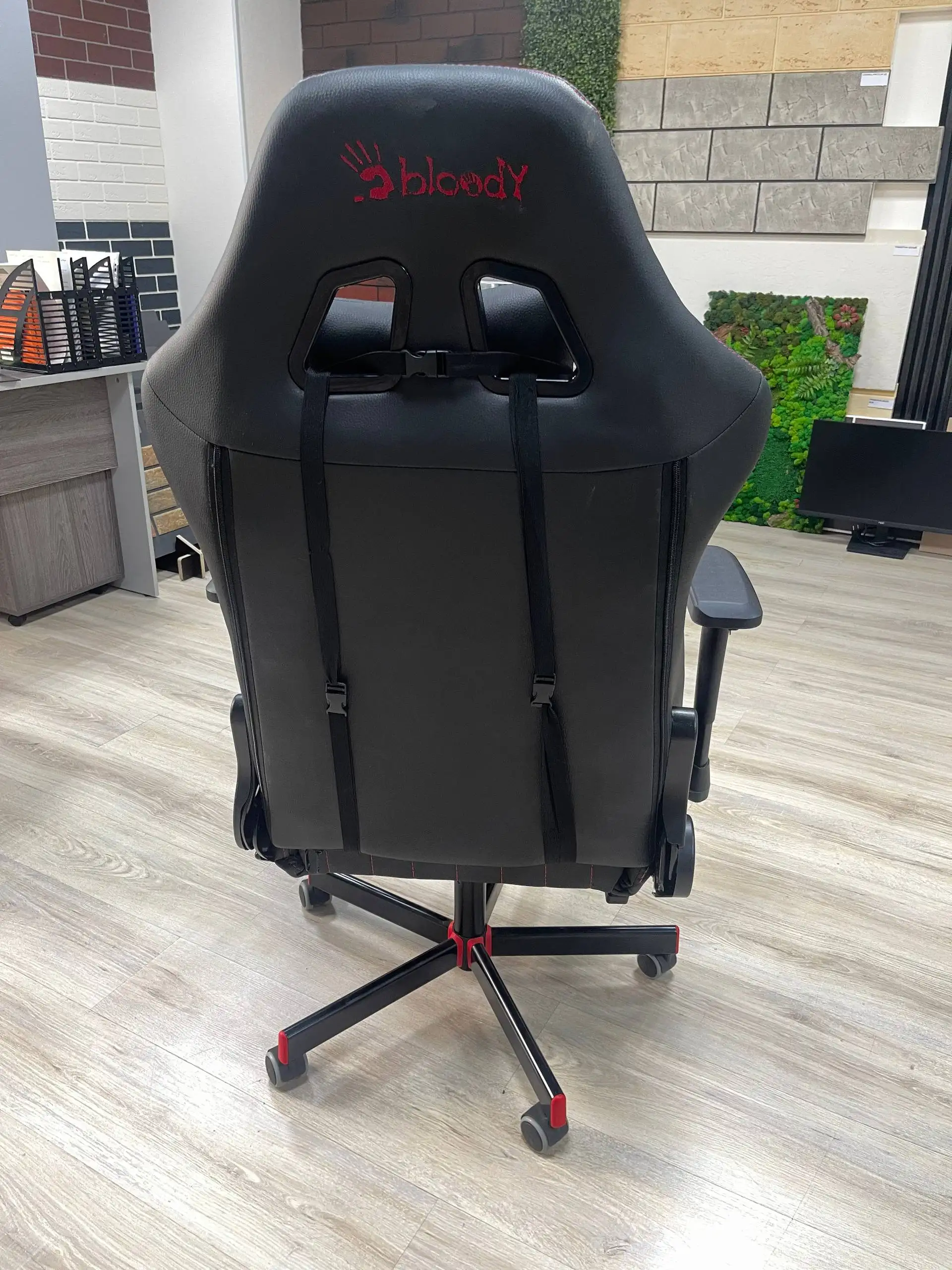 Продам компьютерное кресло Bloody - Мебель (Барахолка) в Санкт-Петербург