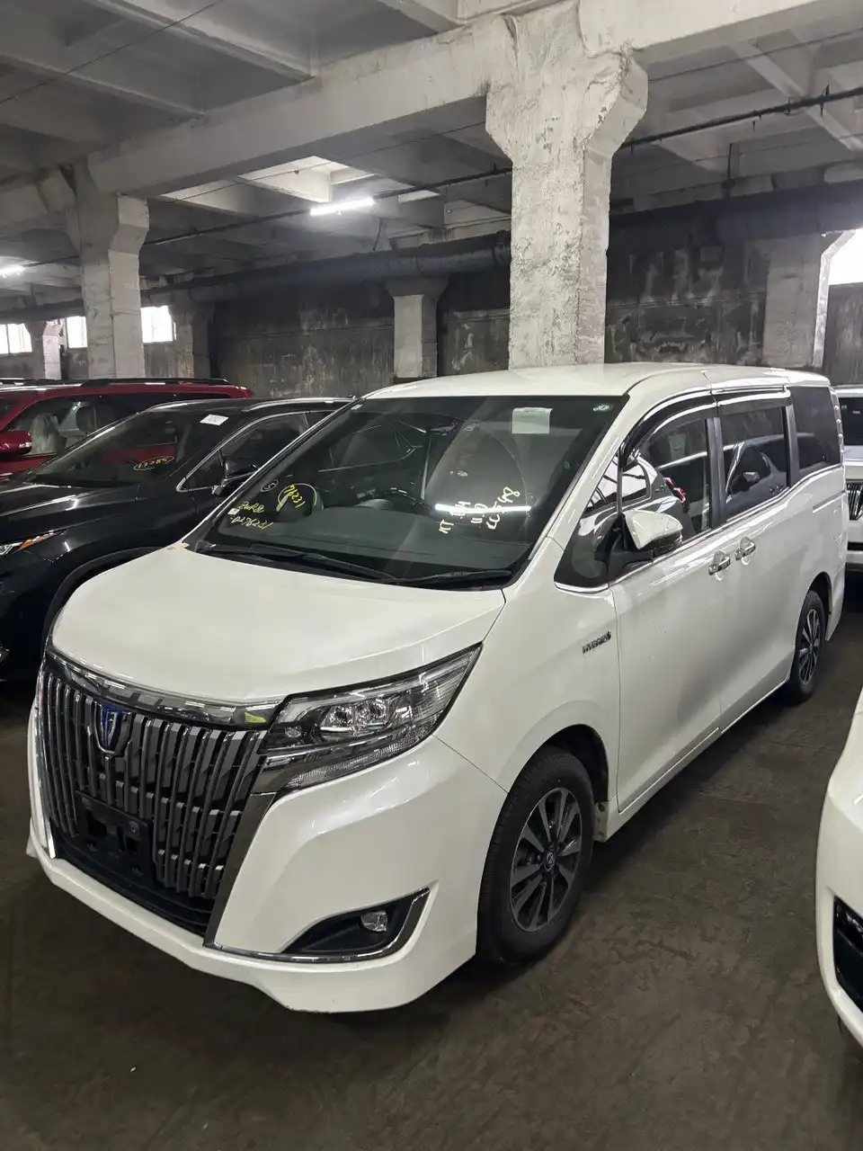 Toyota Esquire 2017 г.в. с доставкой во Владивосток