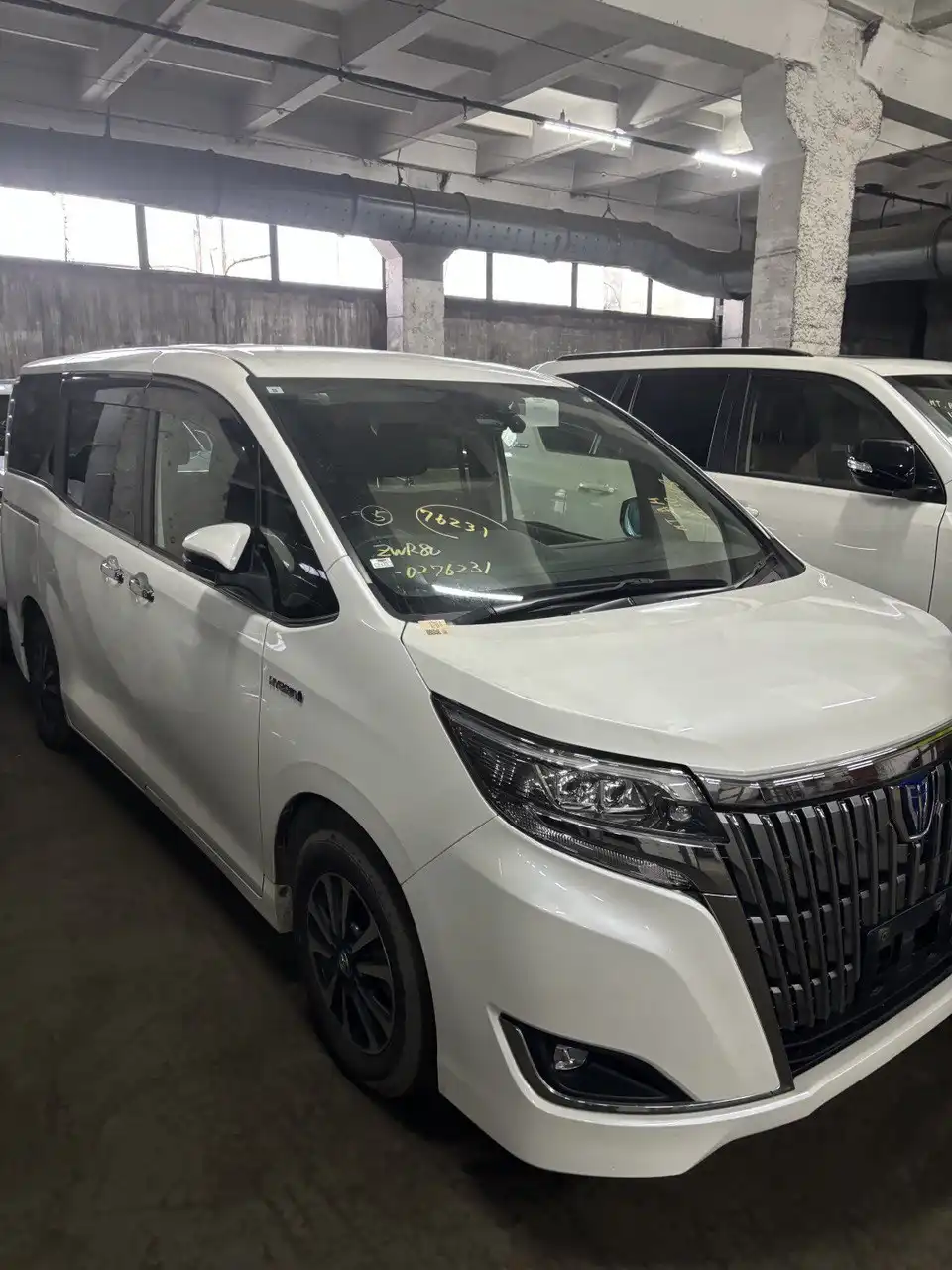 Toyota Esquire 2017 г.в. с доставкой во Владивосток