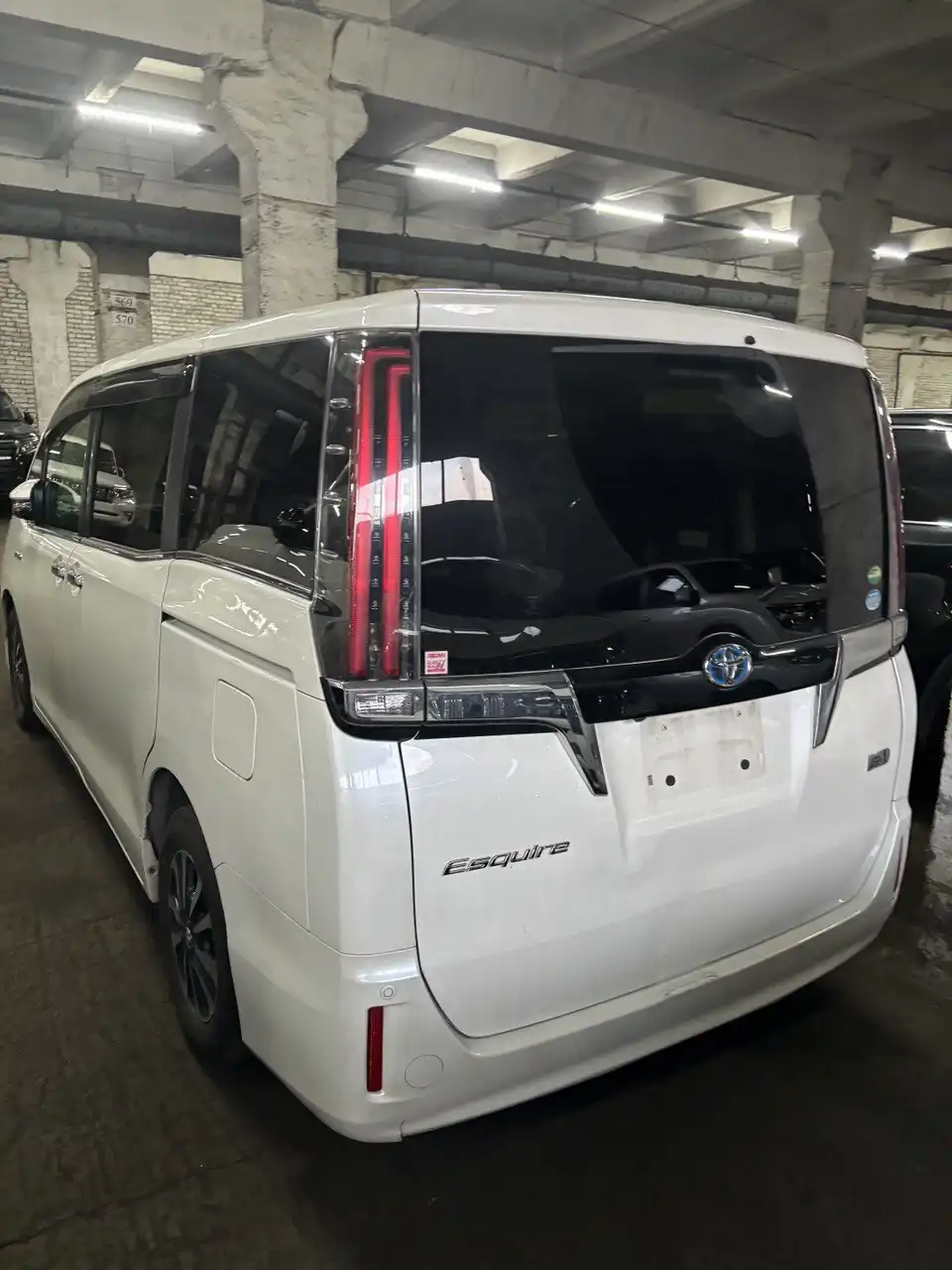 Toyota Esquire 2017 г.в. с доставкой во Владивосток