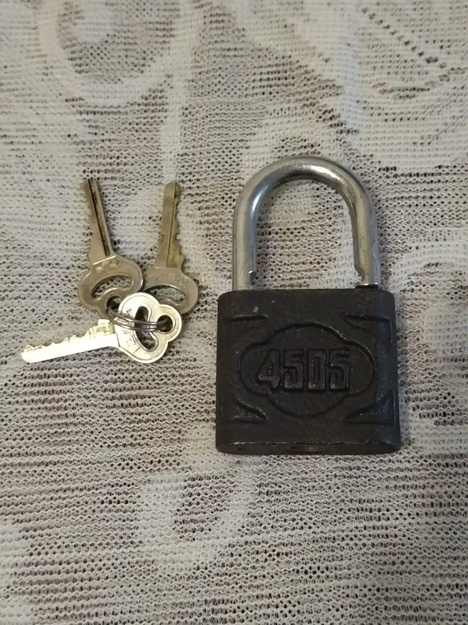 Навесной замок с ключами