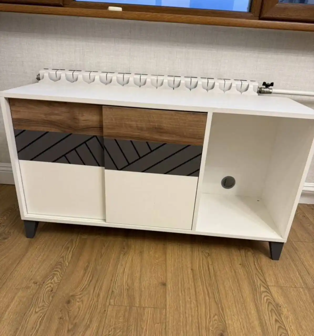 Мужская помощь в сборке мебели