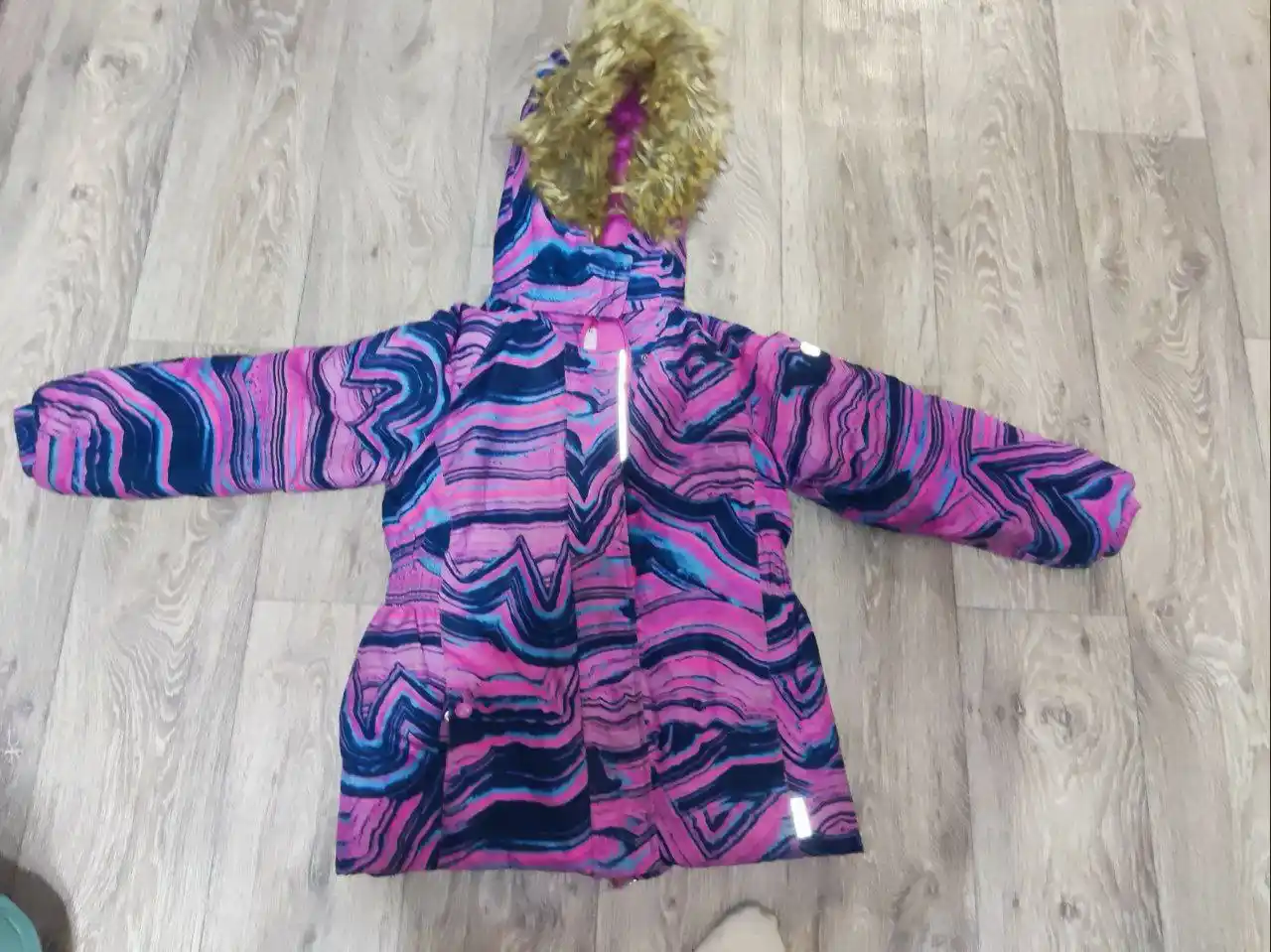 Продам куртки для девочки
